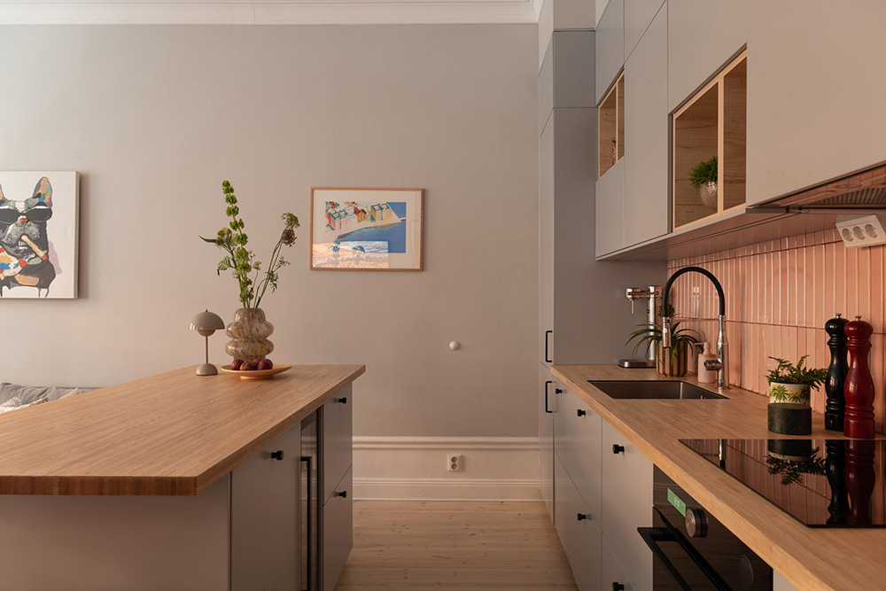 cuisine ouverte design grise carrelage rose dans appartement classique de 85m2 décoration contemporaine