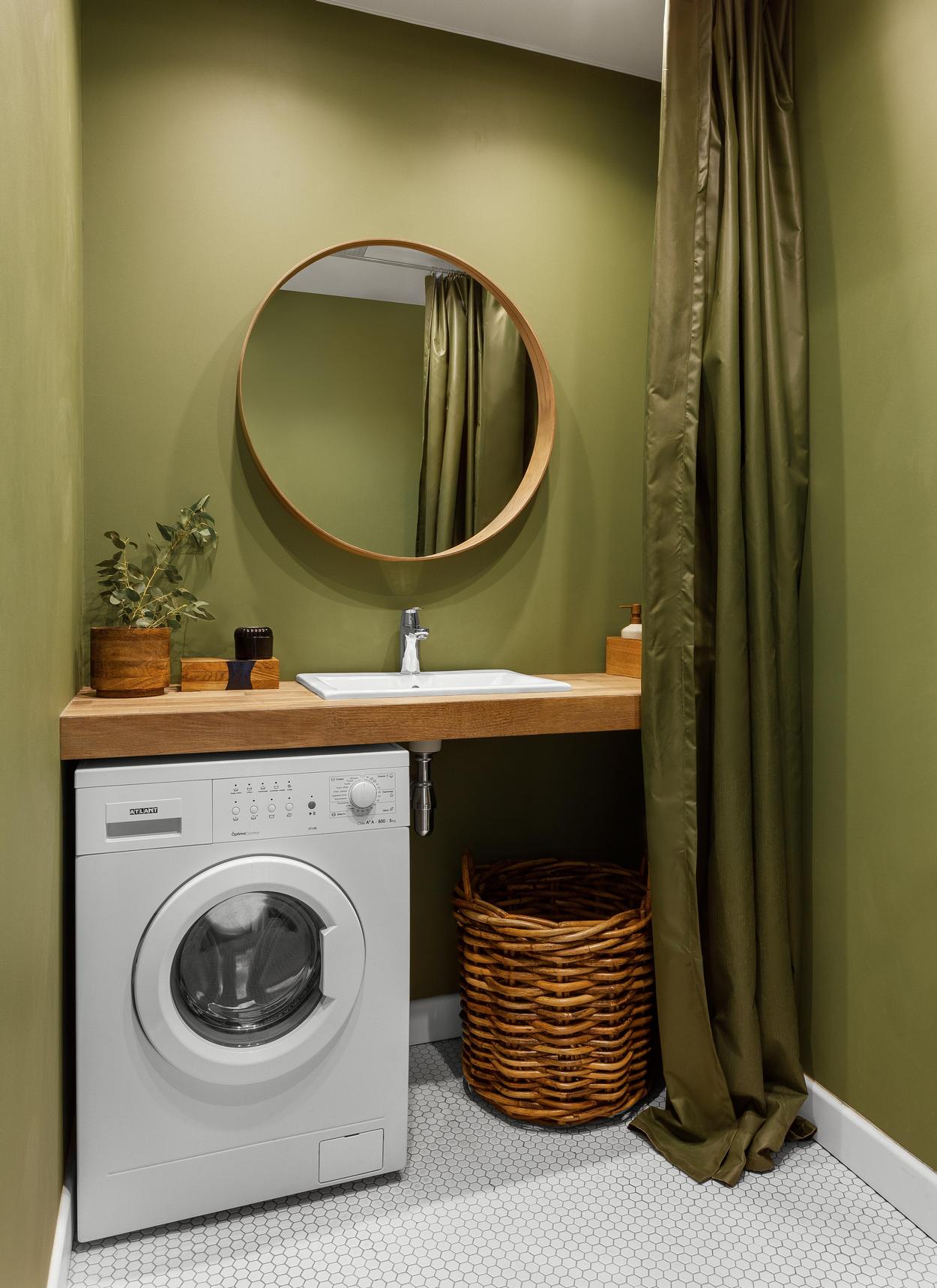 salle de bain verte et bois
