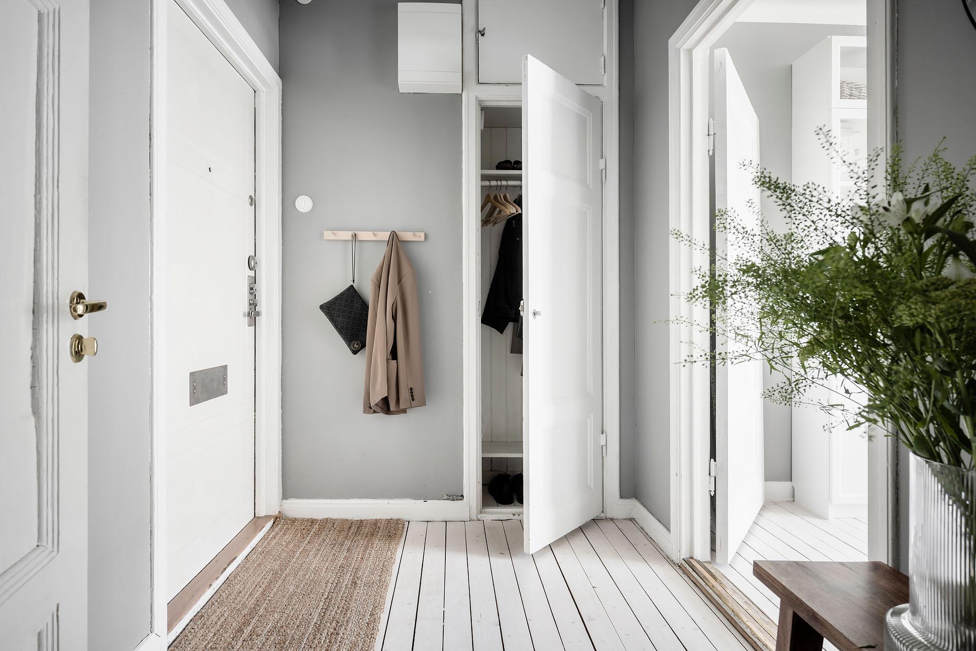 entrée deux-pièces 40m2 décoration monochrome scandinave entrée deux-pièces 40m2 décoration monochrome scandinave