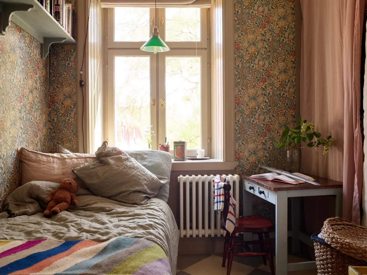 chambre vintage murs papier peint William Morris Lys d chambre vintage murs papier peint William Morris Lys d'or sol parquet peint damier gris et blanc