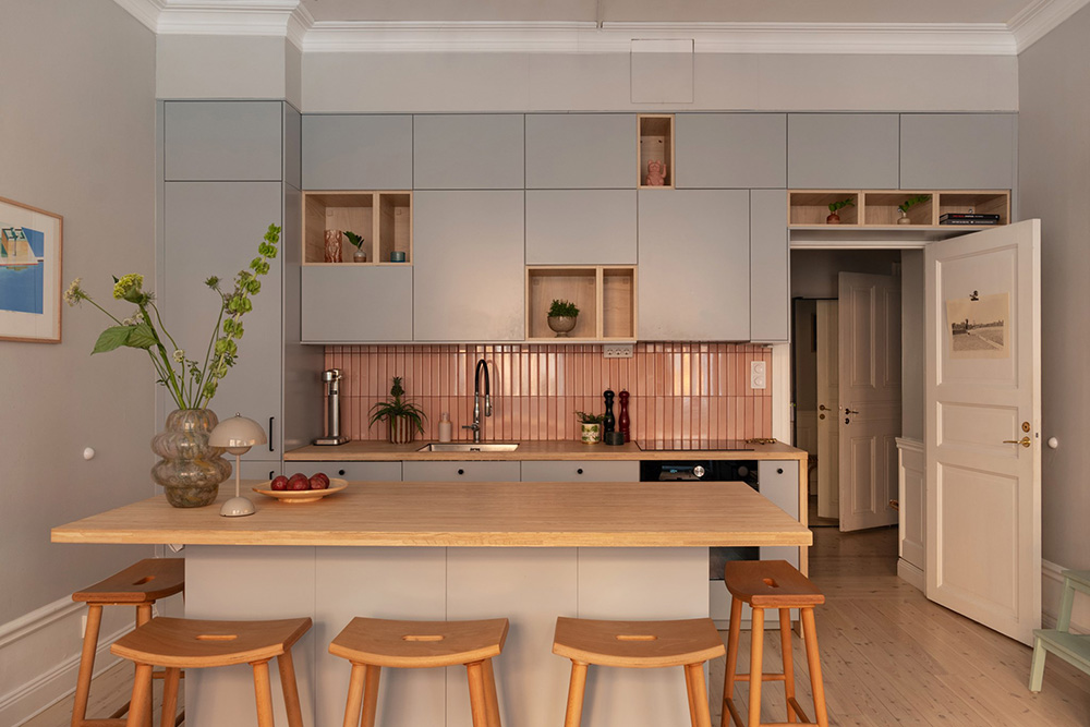 cuisine ouverte design grise carrelage rose dans appartement classique de 85m2 décoration contemporaine