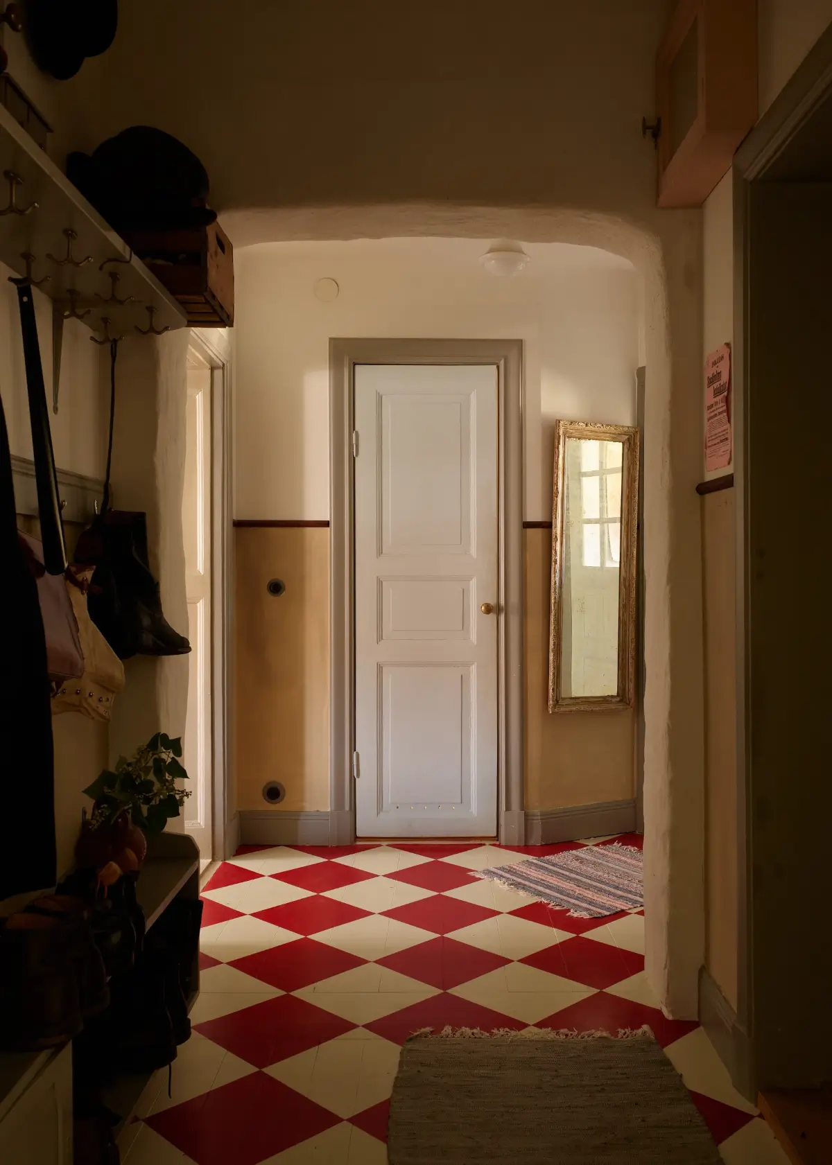 entrée style vintage sol parquet peint damier rouge et blanc entrée style vintage sol parquet peint damier rouge et blanc