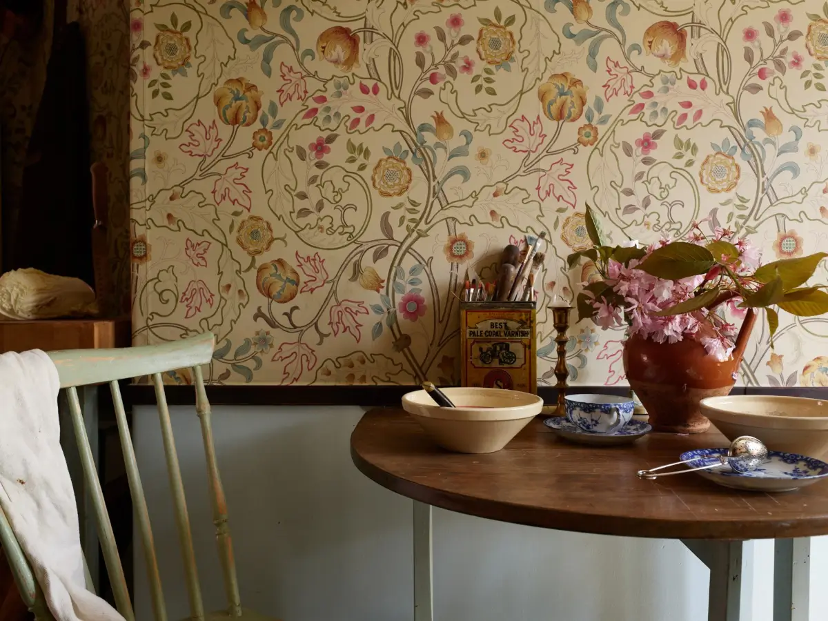 espace repas dans cuisine verte néo rustique papier-peint William Morris Mary Isobel décoration scandinave espace repas dans cuisine verte néo rustique papier-peint William Morris Mary Isobel décoration scandinave