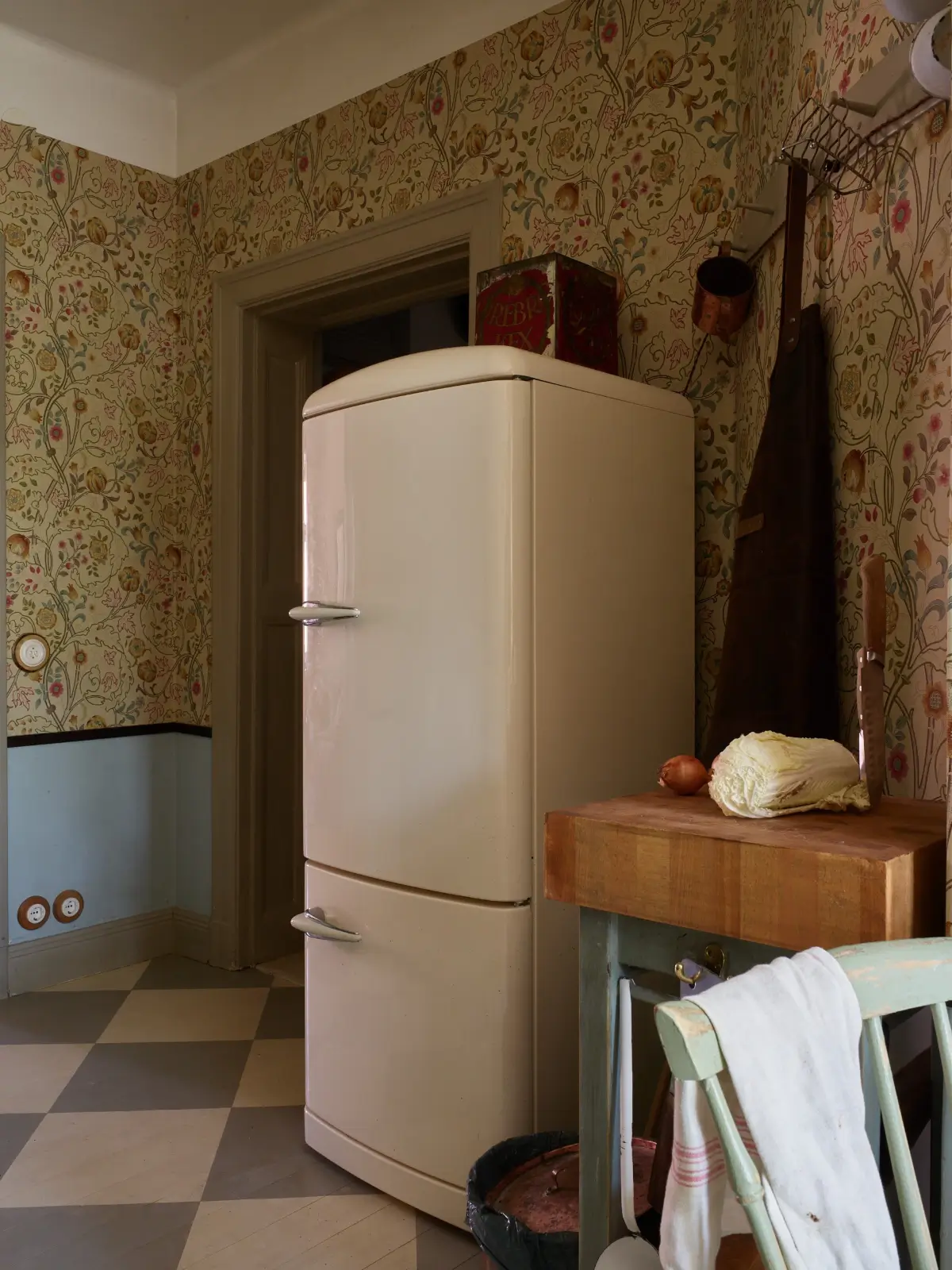 cuisine verte néo rustique papier-peint William Morris Mary Isobel décoration scandinave sol à damier gris et blanc cuisine verte néo rustique papier-peint William Morris Mary Isobel décoration scandinave sol à damier gris et blanc