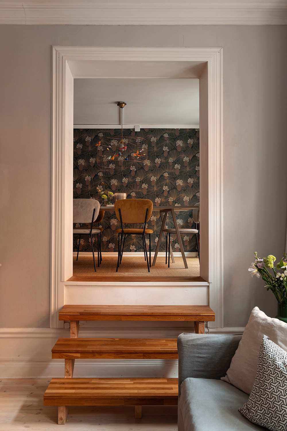 salle à manger surélevée et salon appartement classique de 85m2 décoration contemporaine