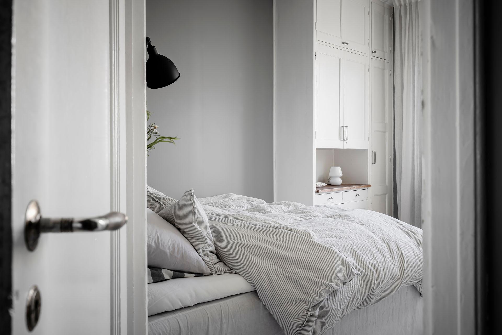 chambre deux-pièces 40m2 décoration monochrome scandinave chambre deux-pièces 40m2 décoration monochrome scandinave