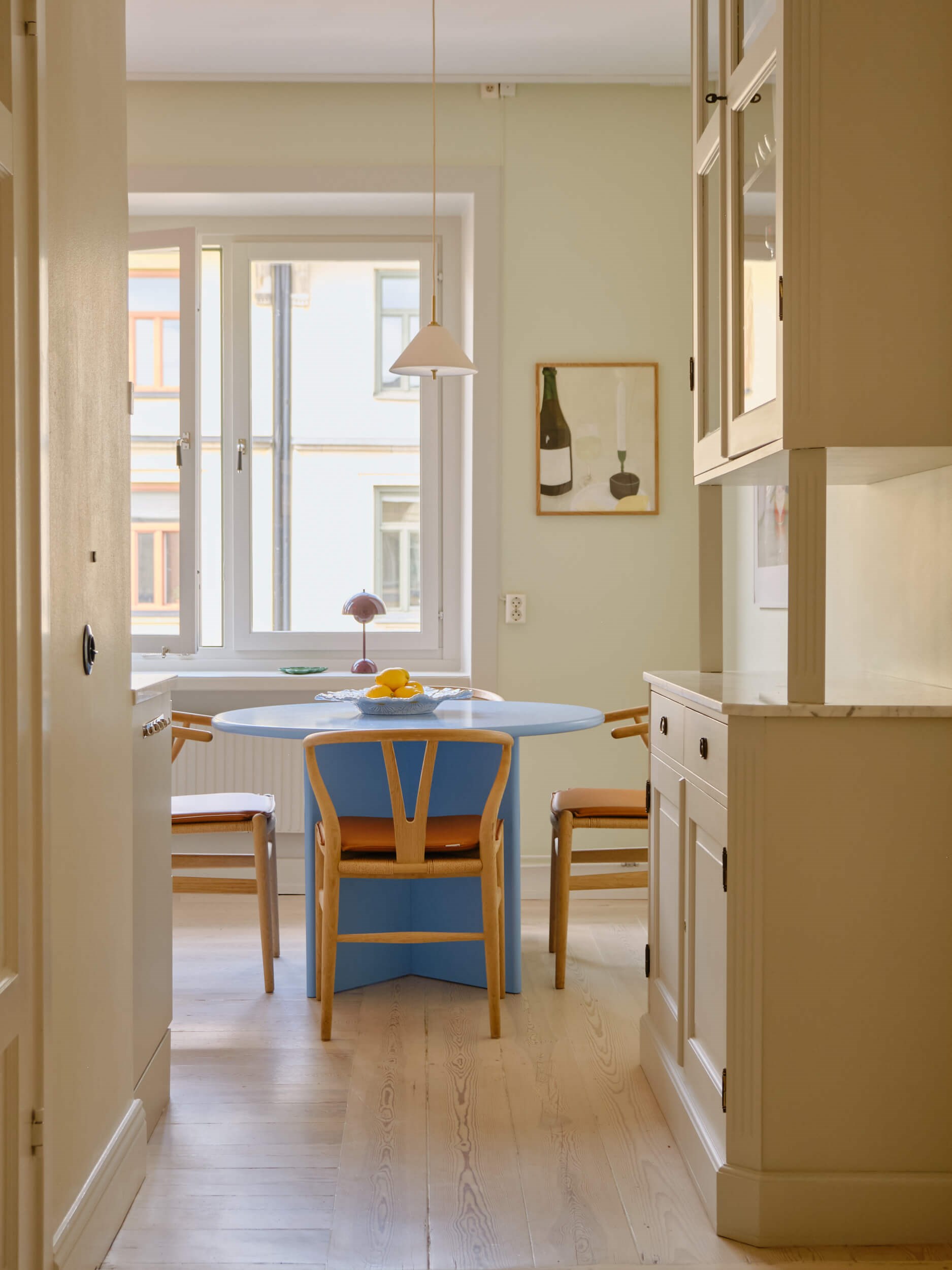 cuisine avec espace repas décoration scandinave appartement ancien Stockholm cuisine avec espace repas décoration scandinave appartement ancien Stockholm