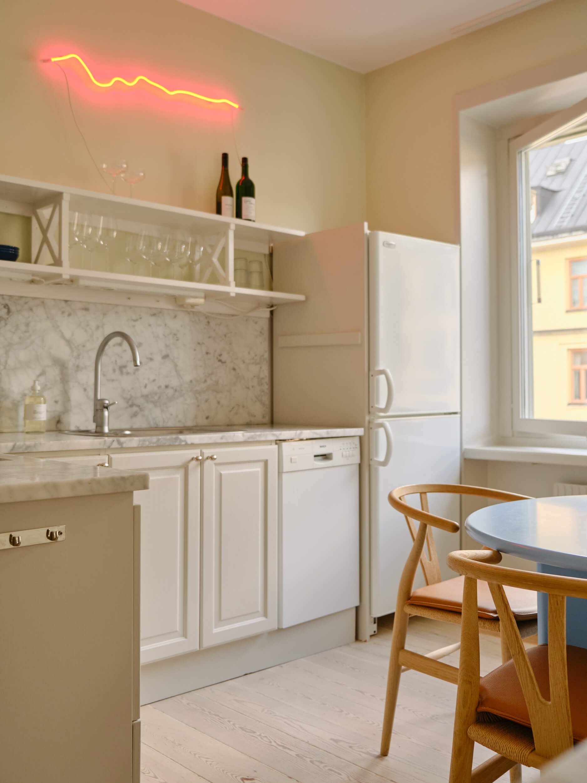 cuisine avec espace repas décoration scandinave appartement ancien Stockholm cuisine avec espace repas décoration scandinave appartement ancien Stockholm