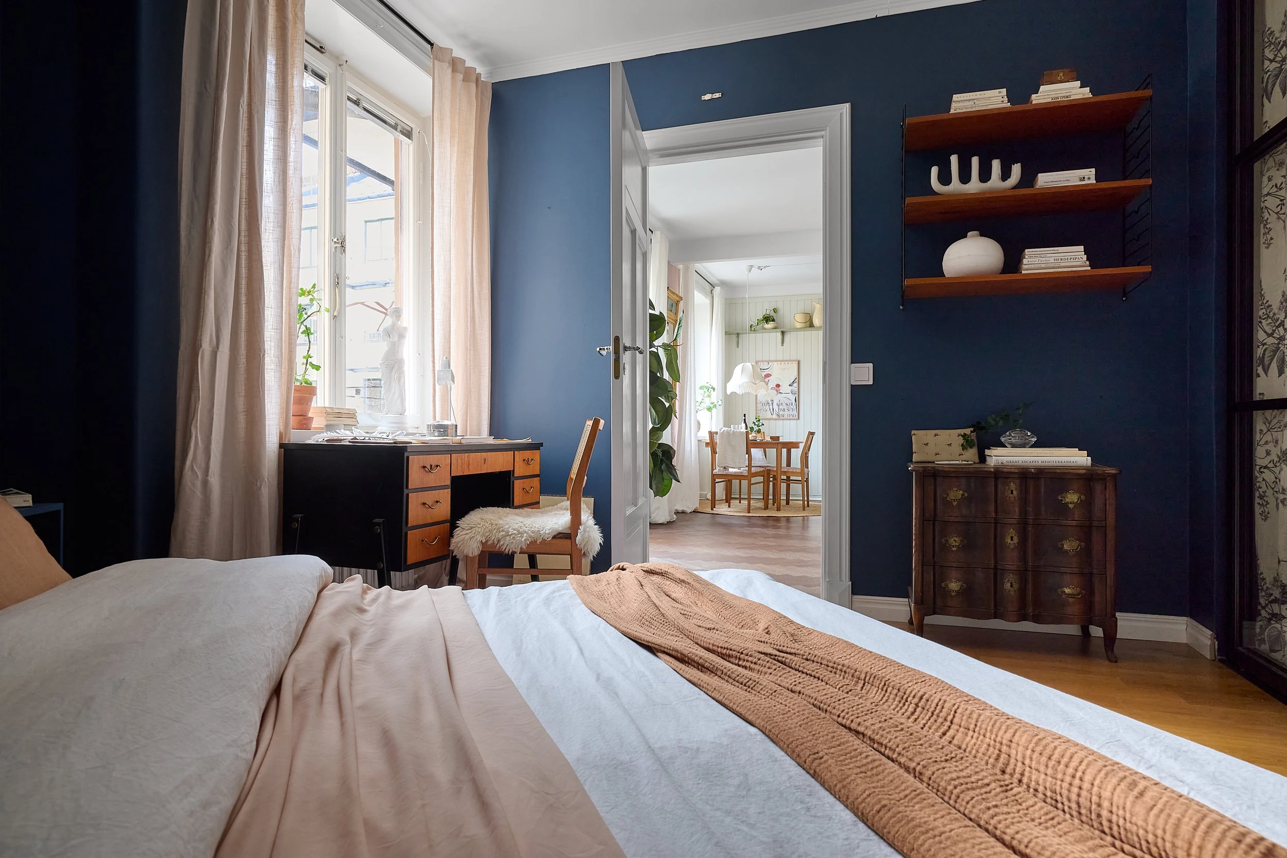 chambre murs bleus décoration scandinave deux-pièces 50m2 chambre murs bleus décoration scandinave deux-pièces 50m2