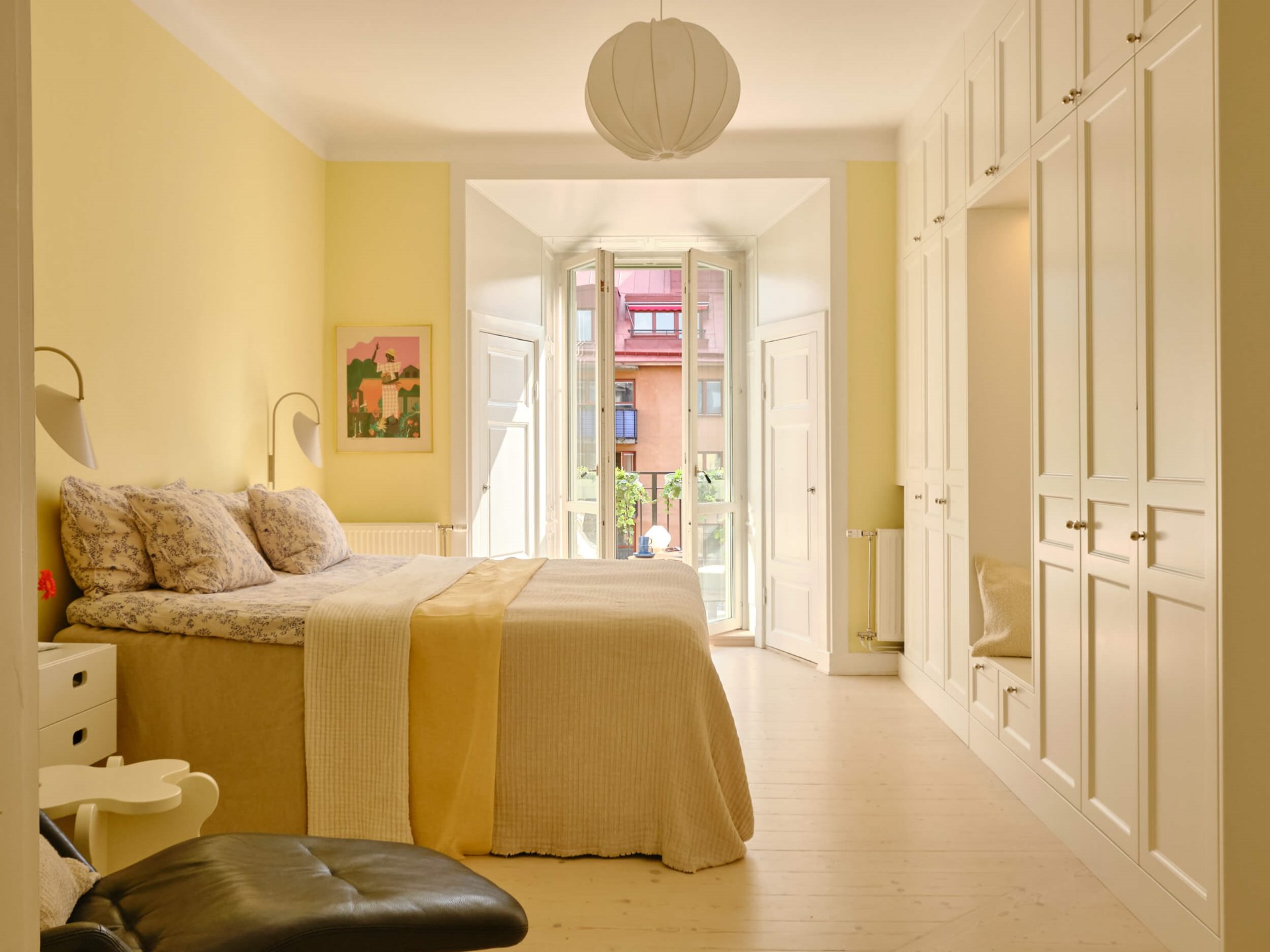 chambre murs jaunes décoration scandinave appartement ancien Stockholm chambre murs jaunes décoration scandinave appartement ancien Stockholm