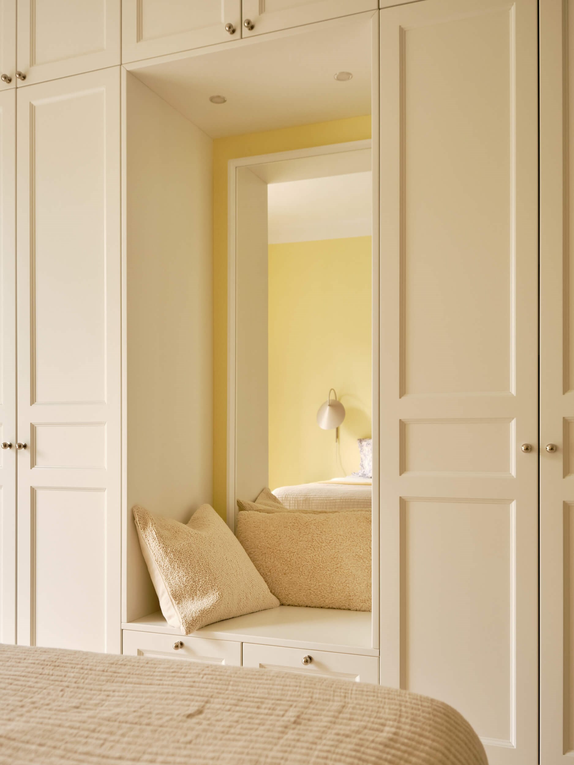 chambre murs jaunes décoration scandinave appartement ancien Stockholm chambre murs jaunes décoration scandinave appartement ancien Stockholm
