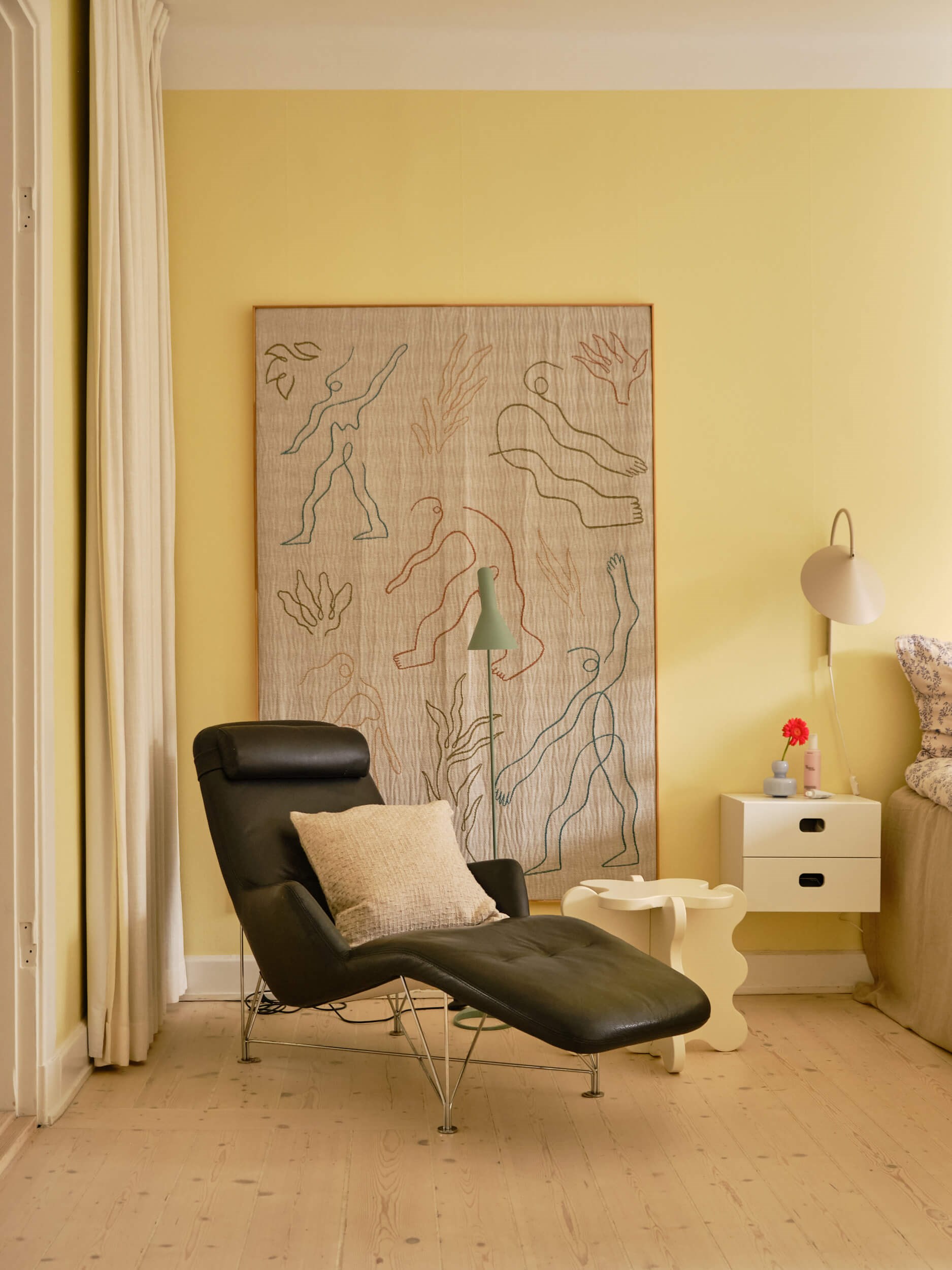 chambre murs jaunes décoration scandinave appartement ancien Stockholm chambre murs jaunes décoration scandinave appartement ancien Stockholm