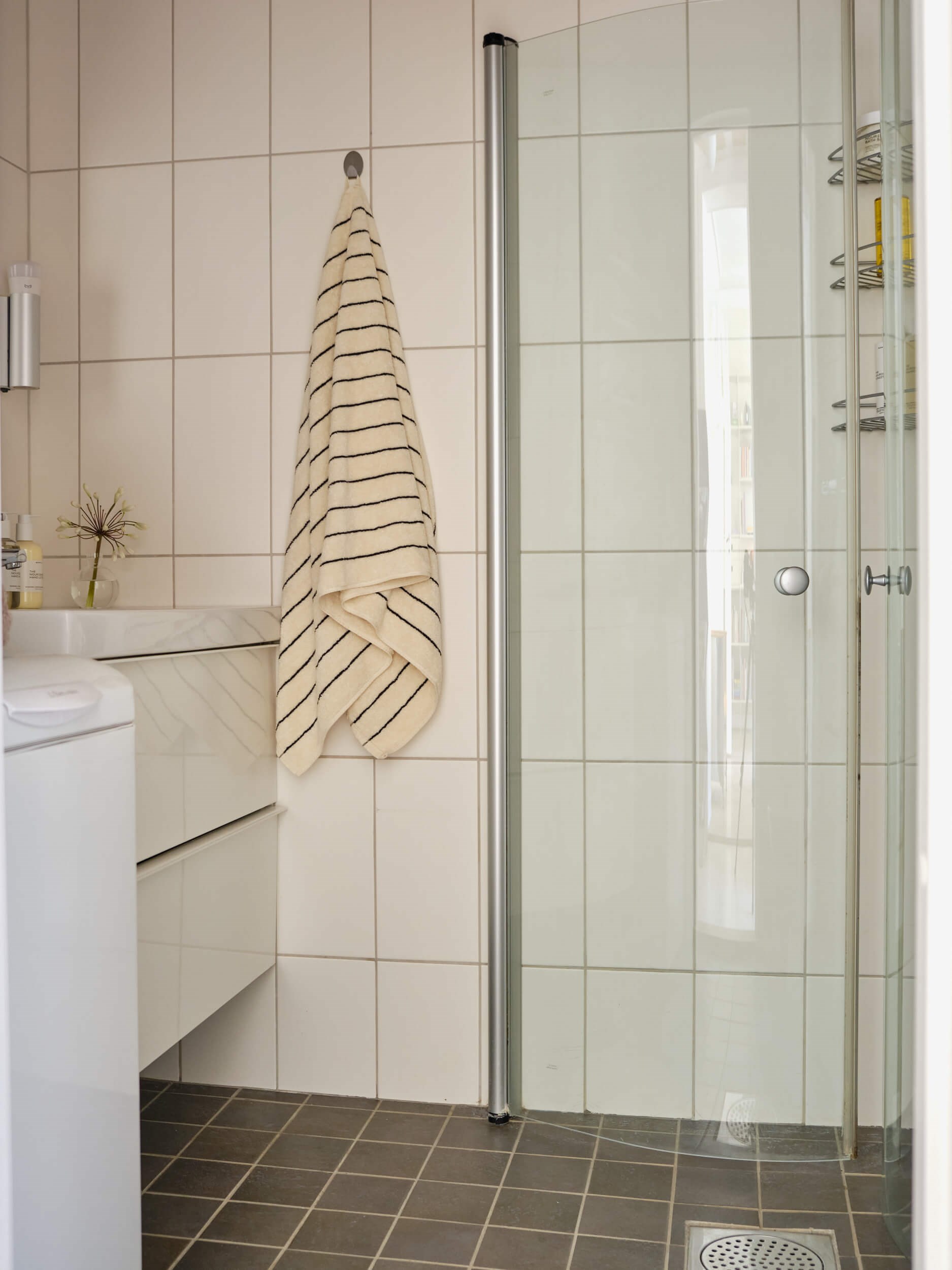 salle de bain avec douche d salle de bain avec douche d'angle et carrelage blanc et gris