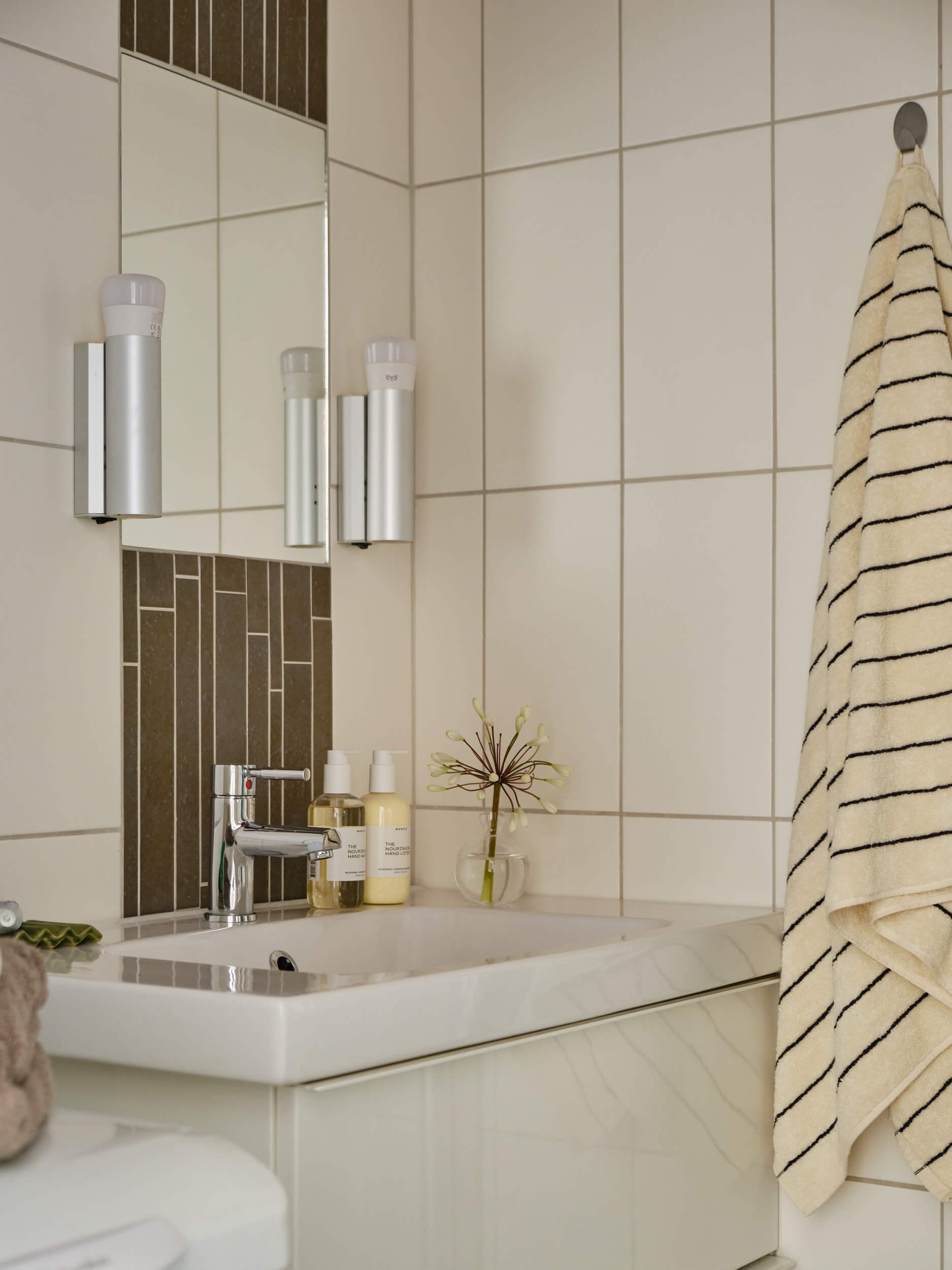 salle de bain avec douche d salle de bain avec douche d'angle et carrelage blanc et gris
