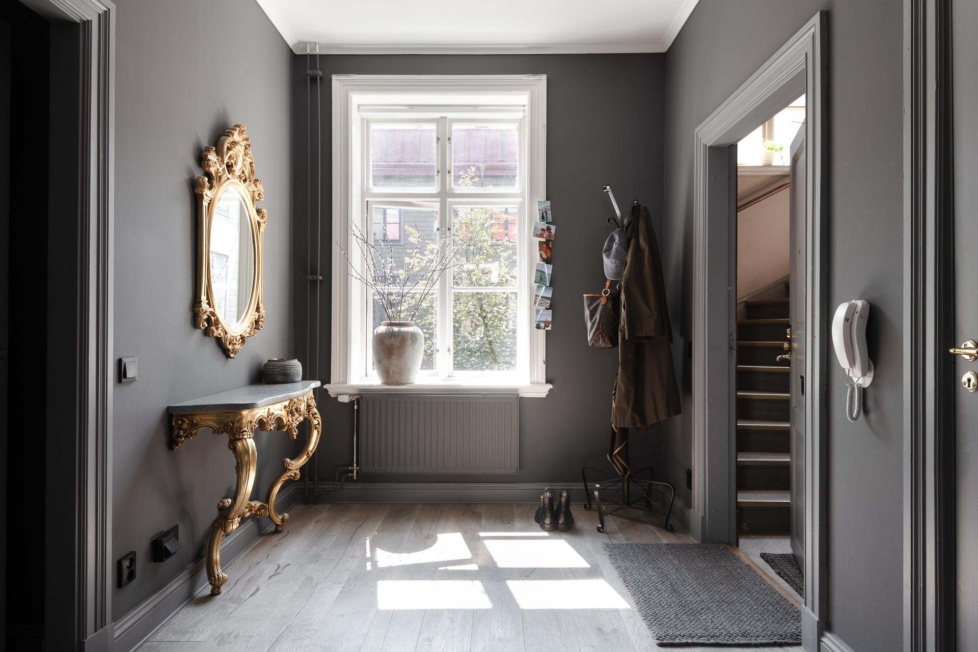 entrée murs gris avec miroir et console baroque dorés deux-pièces 66m2 entrée murs gris avec miroir et console baroque dorés deux-pièces 66m2