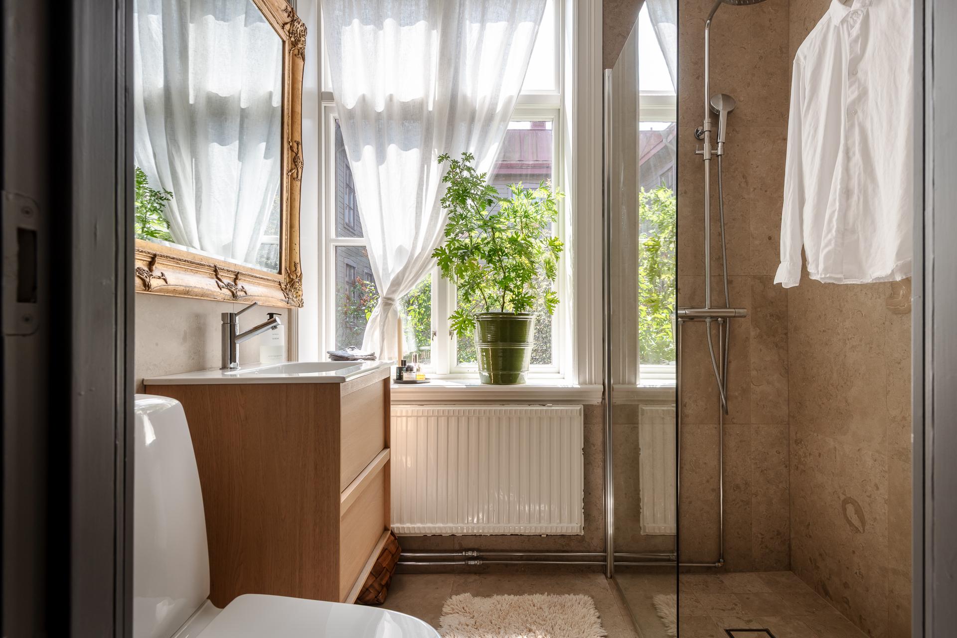 salle de bain avec miroir baroque doré deux-pièces 66m2 salle de bain avec miroir baroque doré deux-pièces 66m2