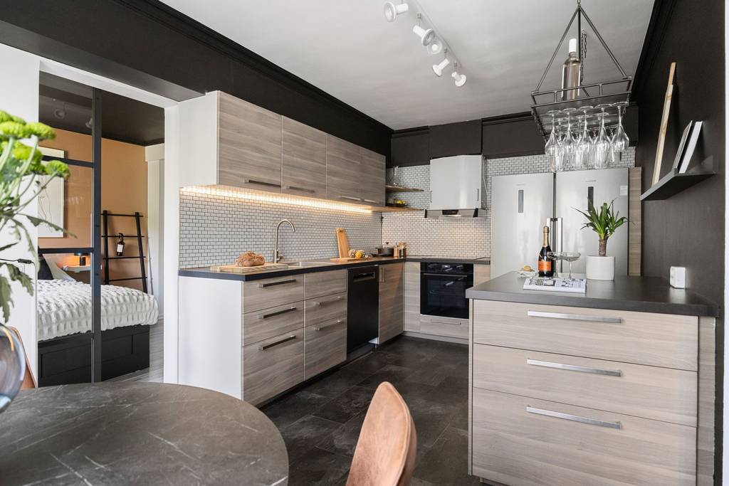 cuisine bois mur noir décoration design et scandinave appartement deux-pièces 68m2 cuisine bois mur noir décoration design et scandinave appartement deux-pièces 68m2