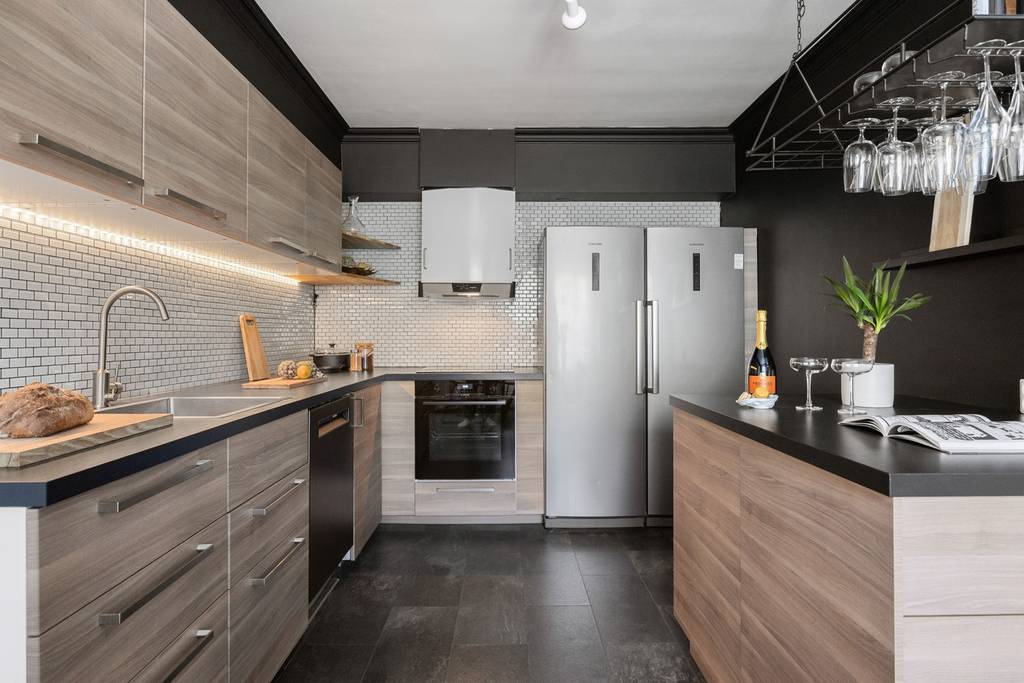 cuisine bois mur noir décoration design et scandinave appartement deux-pièces 68m2 cuisine bois mur noir décoration design et scandinave appartement deux-pièces 68m2