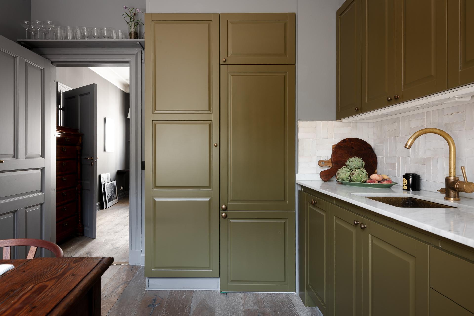cuisine vert olive murs gris décoration contemporaine deux-pièces 66m2 cuisine vert olive murs gris décoration contemporaine deux-pièces 66m2