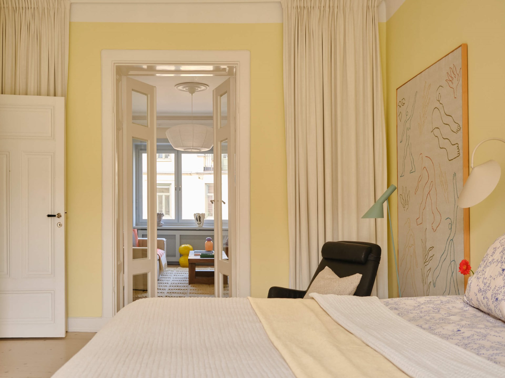 chambre murs jaunes décoration scandinave appartement ancien Stockholm chambre murs jaunes décoration scandinave appartement ancien Stockholm