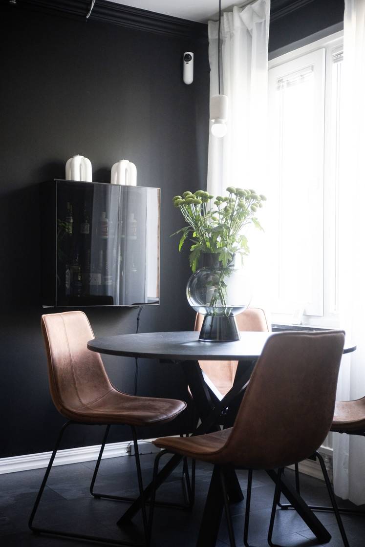 cuisine mur noir décoration design et scandinave avec espace salle à manger appartement deux-pièces 68m2 cuisine mur noir décoration design et scandinave avec espace salle à manger appartement deux-pièces 68m2