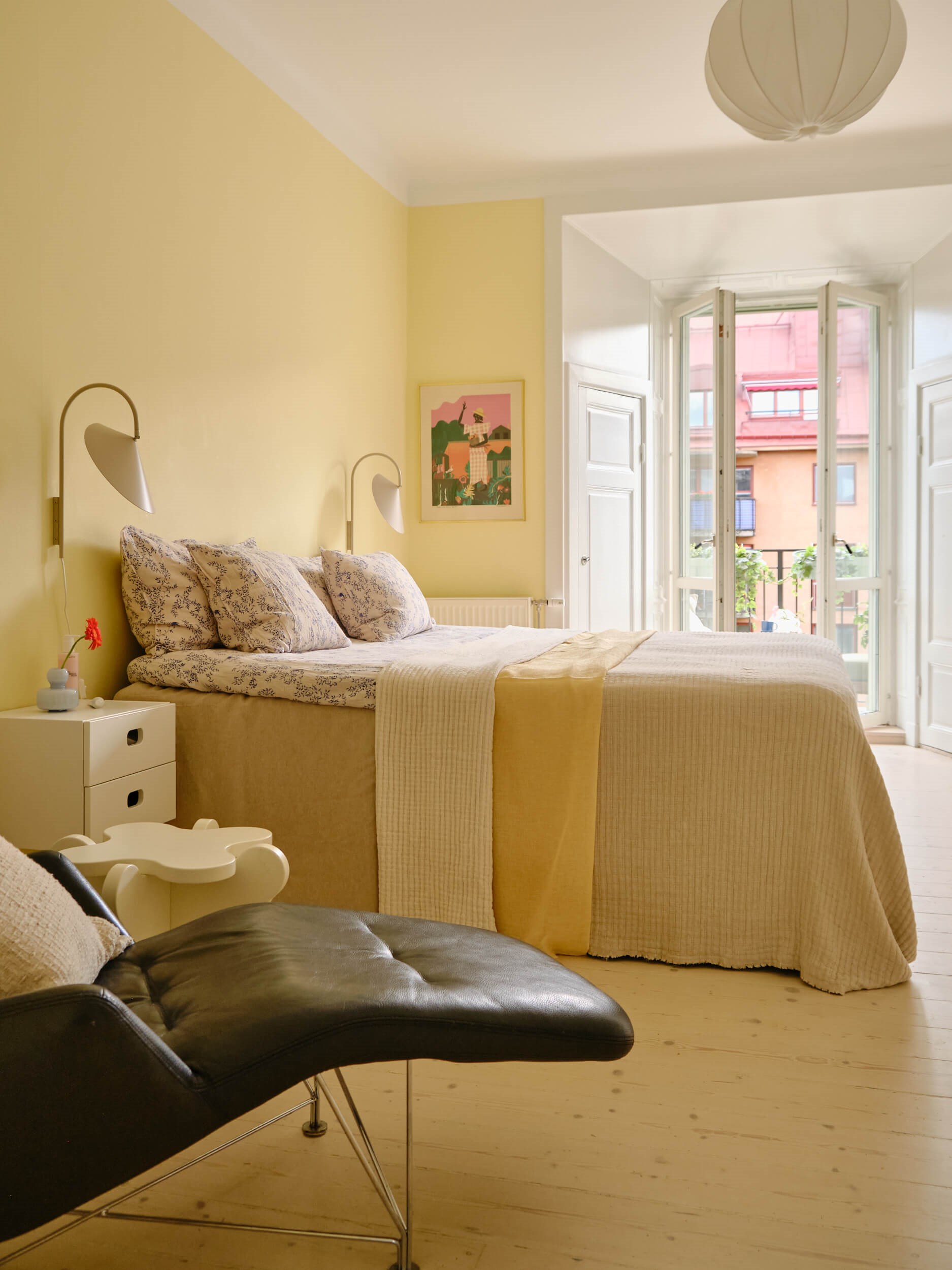chambre murs jaunes décoration scandinave appartement ancien Stockholm chambre murs jaunes décoration scandinave appartement ancien Stockholm