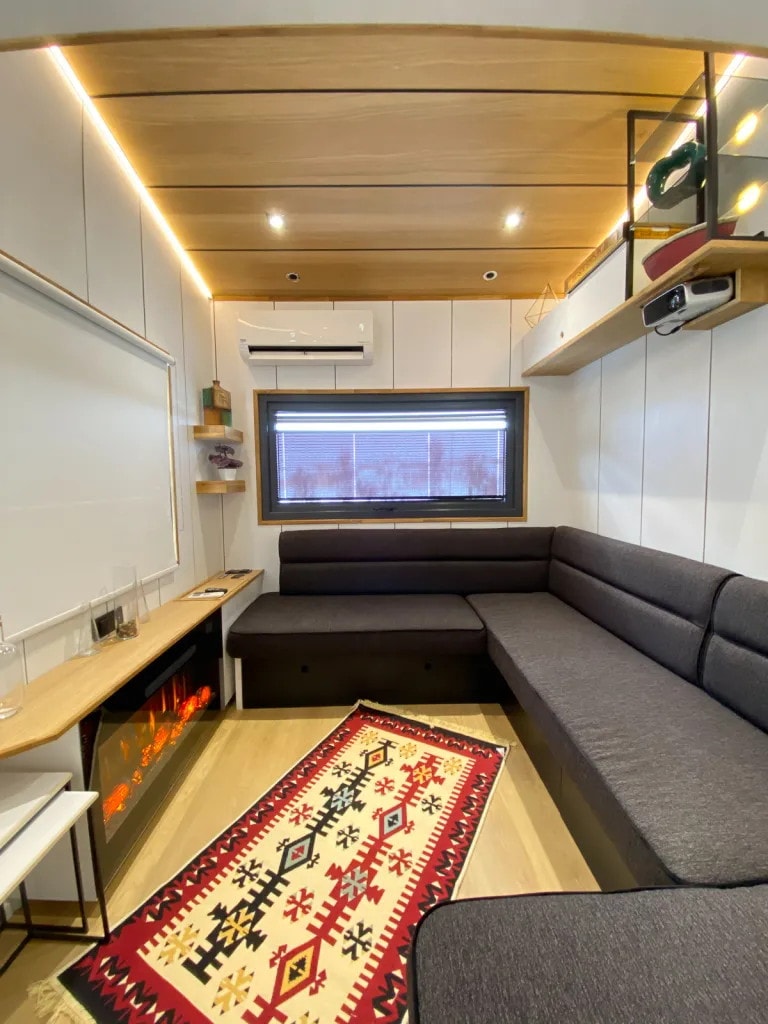 salon avec cheminée décoration contemporaine tiny house française ODDA de 30m2 familiale