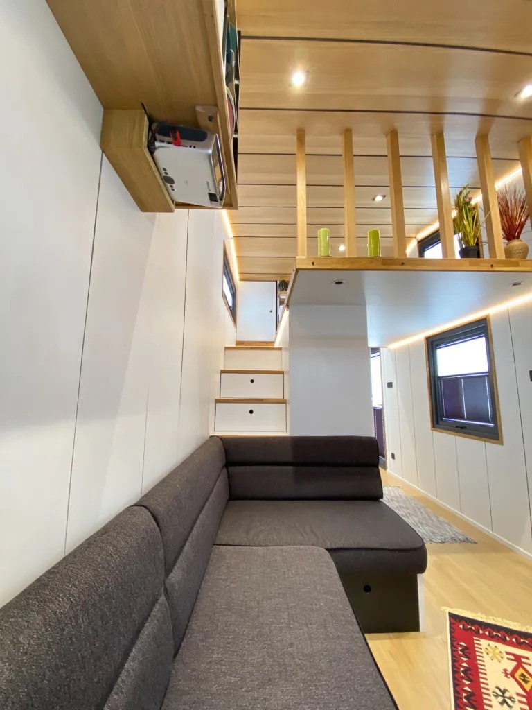 salon avec mezzanine décoration contemporaine tiny house française ODDA de 30m2 familiale