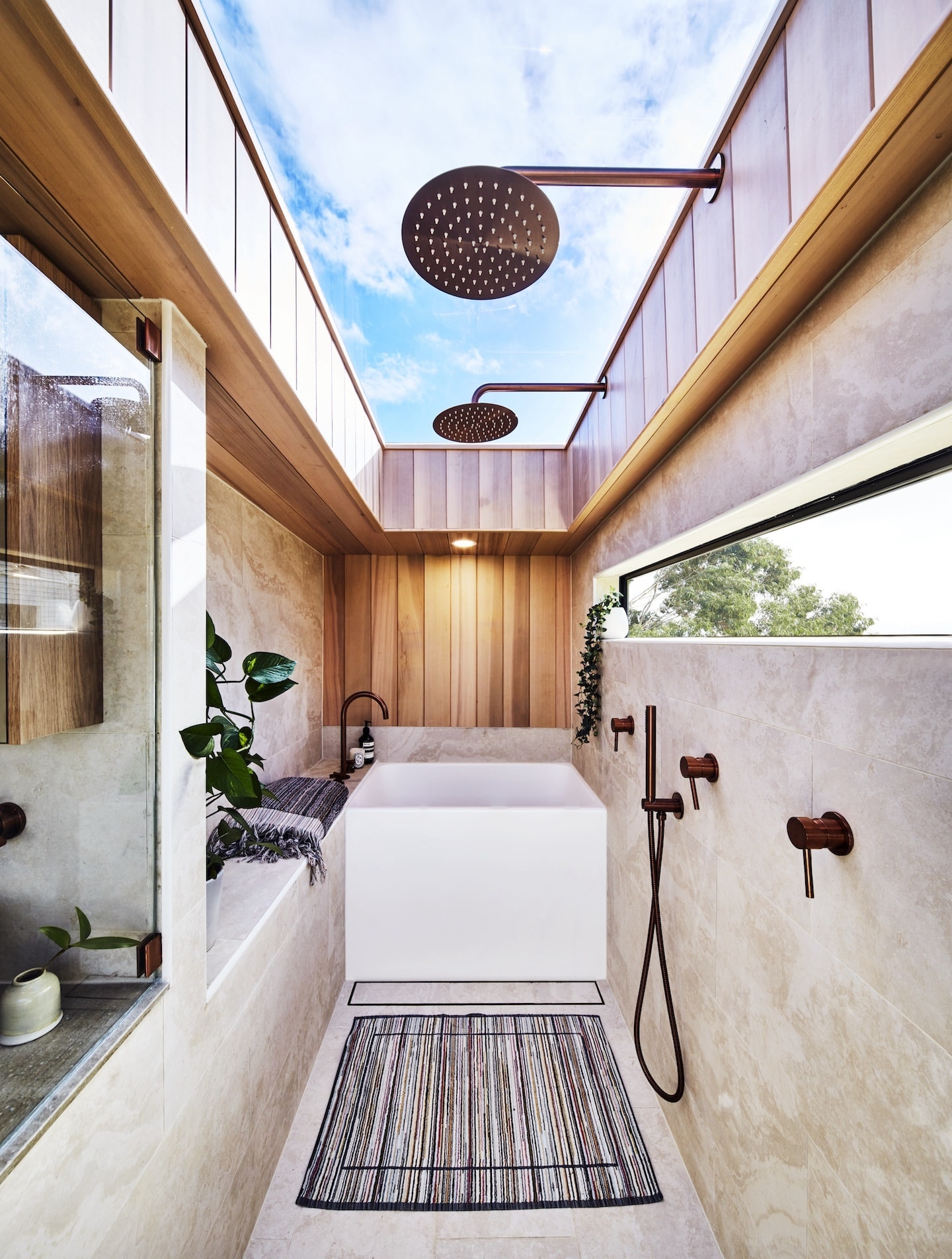 salle de bain style japonais avec fenêtre zénithale mini maison mobile Noosa salle de bain style japonais avec fenêtre zénithale mini maison mobile Noosa