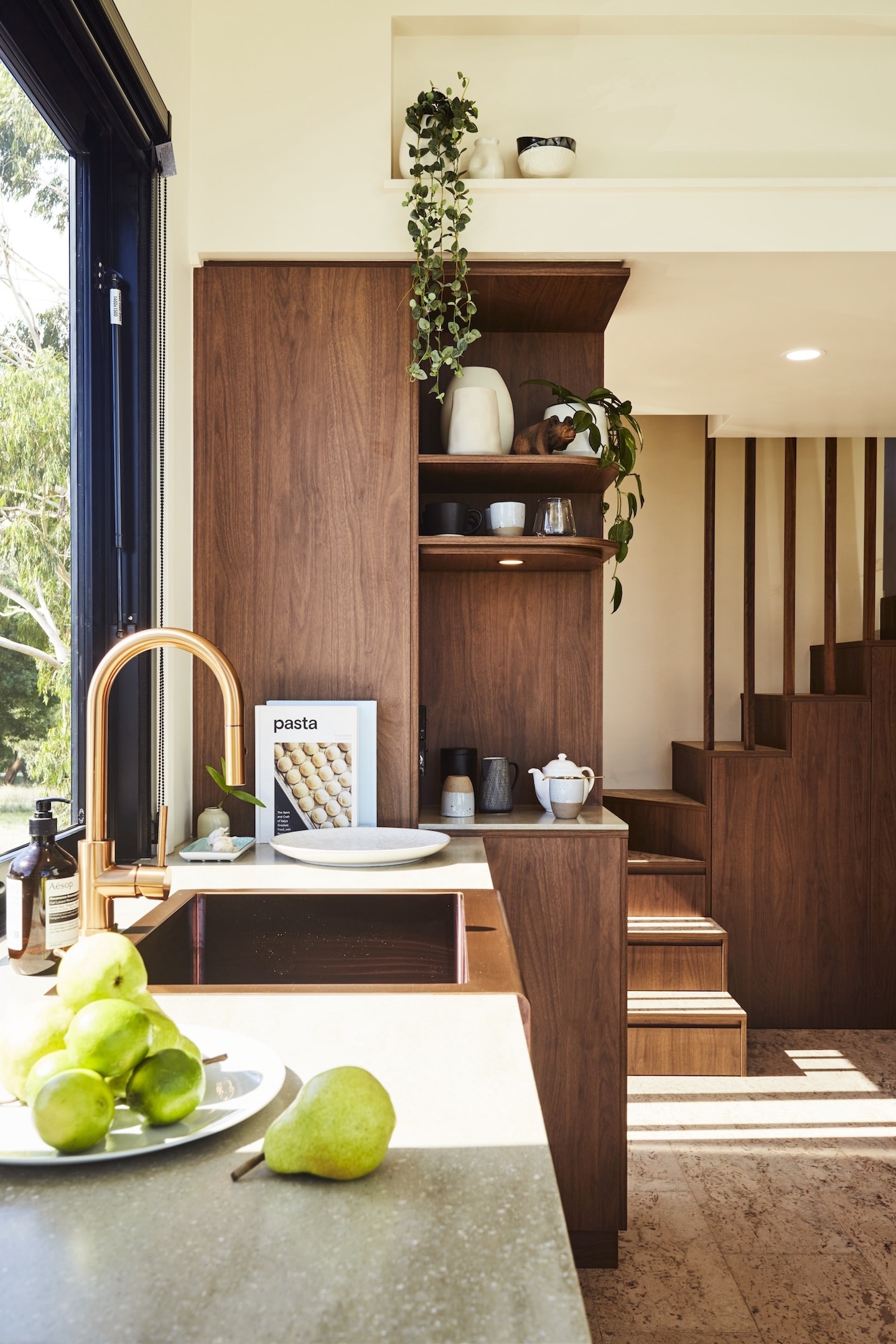 tiny house 30m2 Noosa intérieur bois mid-century et glamour tiny house 30m2 Noosa intérieur bois mid-century et glamour