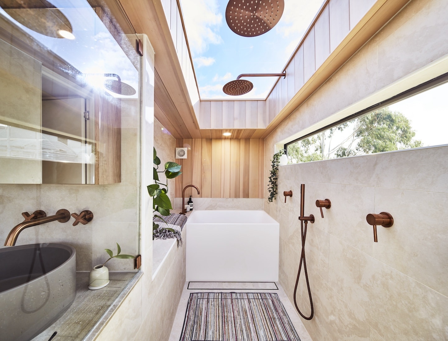 salle de bain style japonais avec fenêtre zénithale mini maison mobile Noosa salle de bain style japonais avec fenêtre zénithale mini maison mobile Noosa