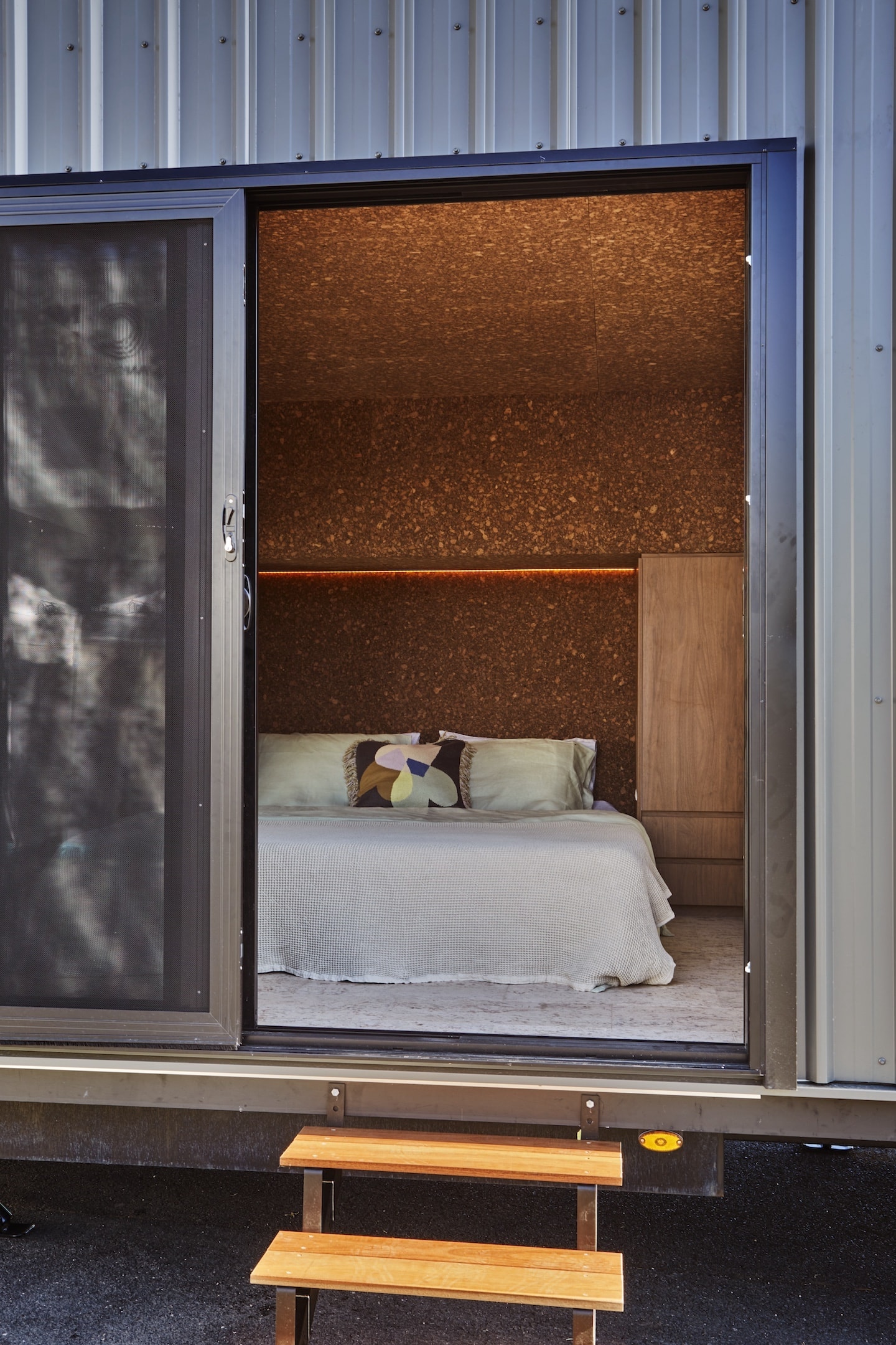 tiny house 30m2 Noosa intérieur bois mid-century et glamour tiny house 30m2 Noosa intérieur bois mid-century et glamour