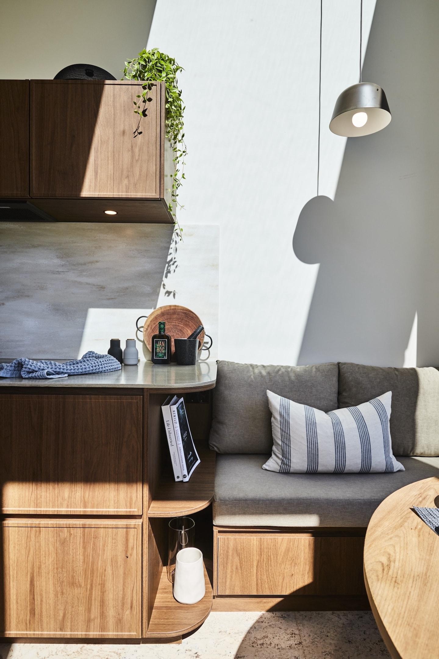cuisine et coin salon tiny house 30m2 Noosa intérieur bois mid-century et glamour cuisine et coin salon tiny house 30m2 Noosa intérieur bois mid-century et glamour