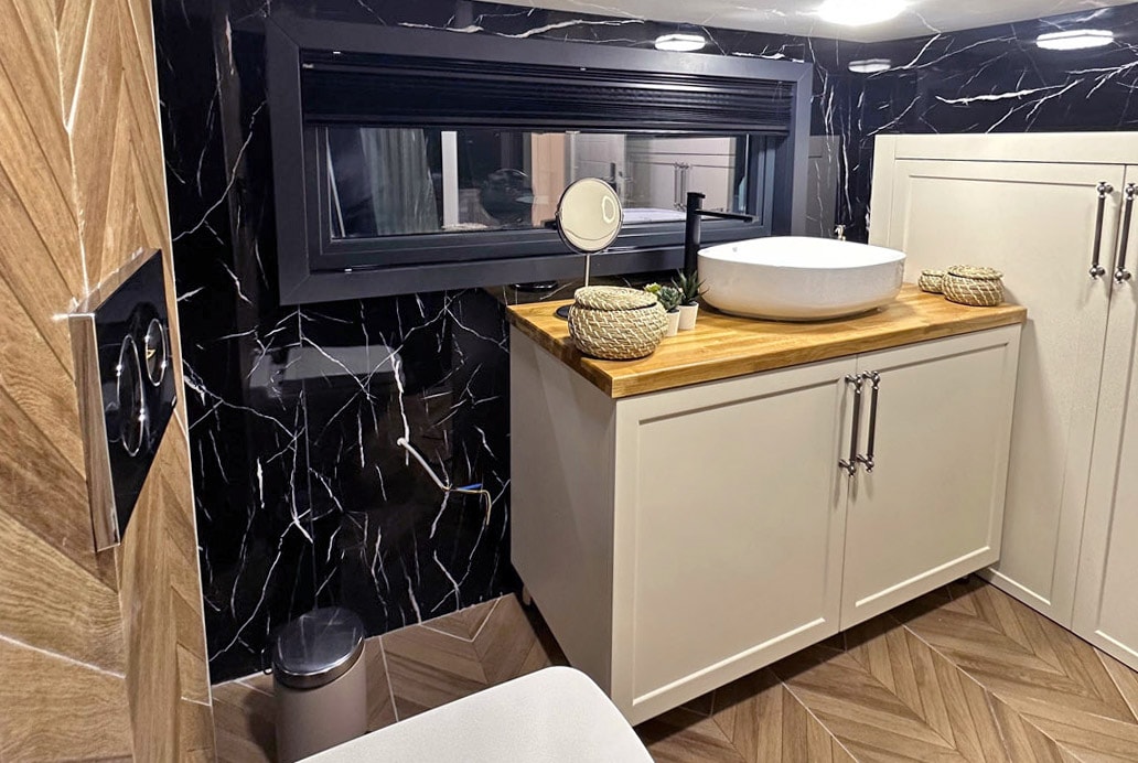 salle de bain Napoli petite maison 20m2 livrable en France inspirée par les containers par Tiny House Pro salle de bain Napoli petite maison 20m2 livrable en France inspirée par les containers par Tiny House Pro