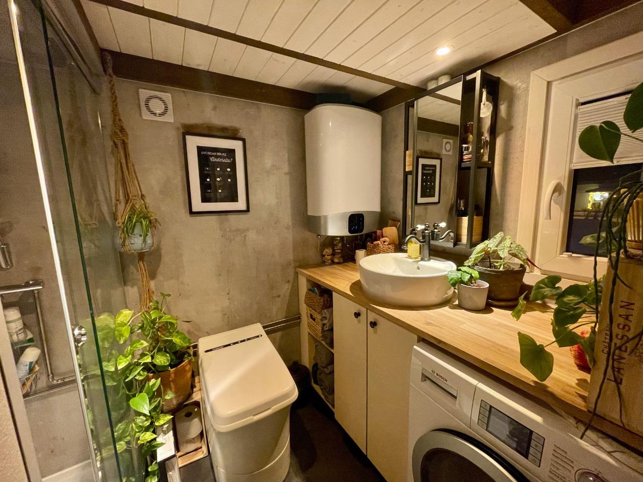 salle de bain mini maison mobile européenne Elise par Vagabond Haven salle de bain mini maison mobile européenne Elise par Vagabond Haven