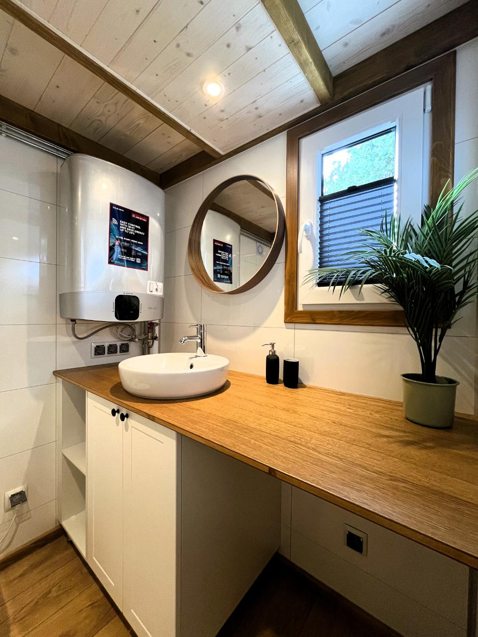 salle de bain mini maison mobile européenne Elise par Vagabond Haven salle de bain mini maison mobile européenne Elise par Vagabond Haven