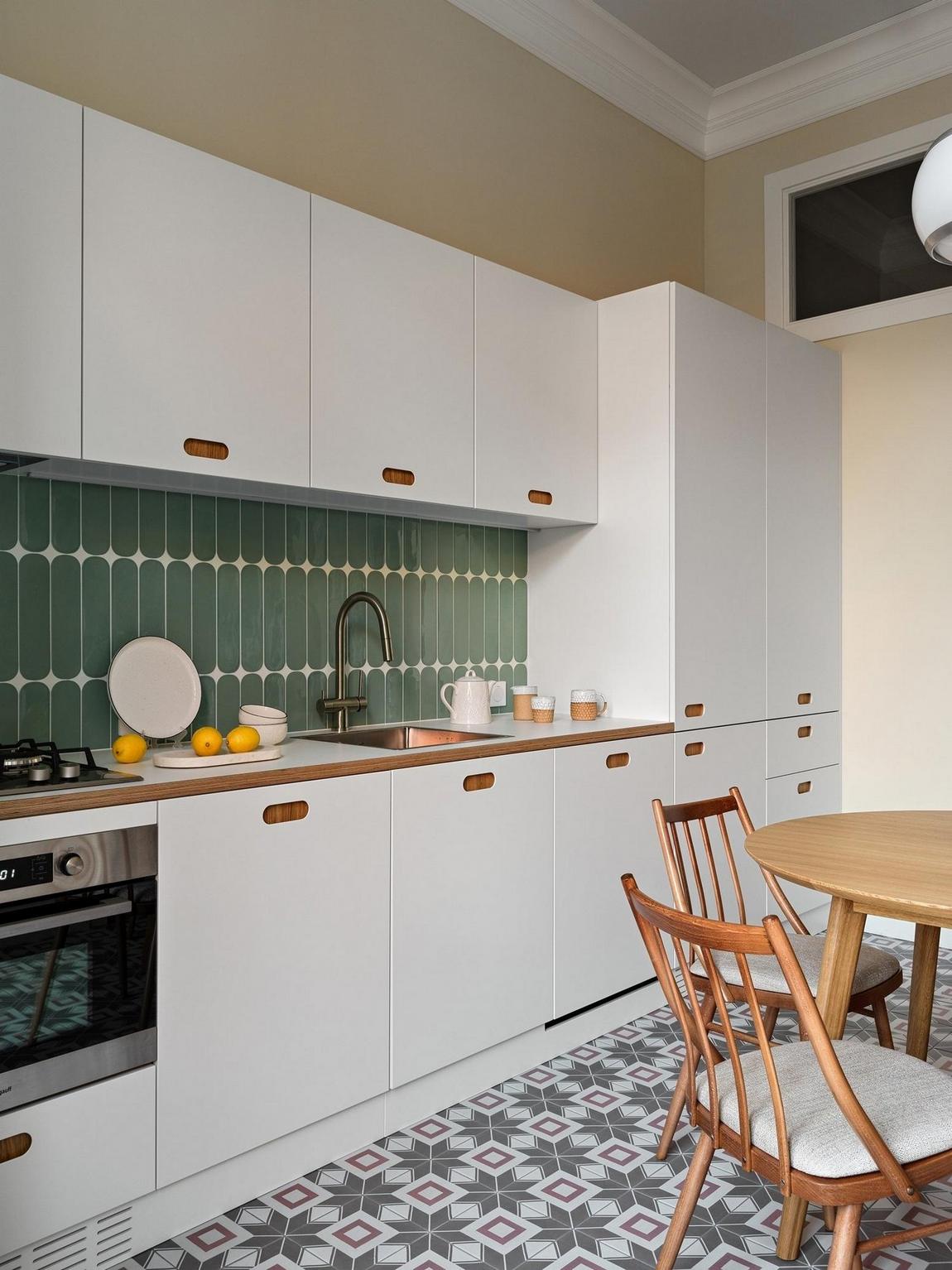 cuisine blanche carrelage vert sol carreaux de ciment appartement de 78m2 décoration vintage