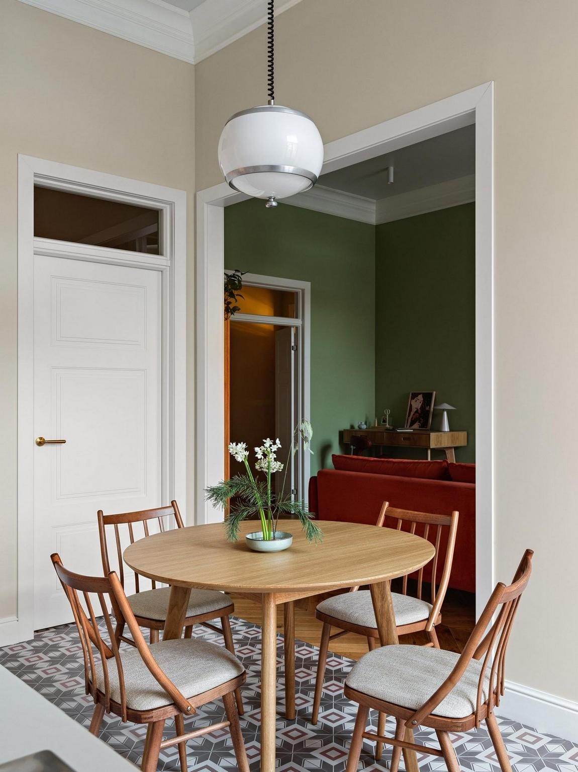 espace repas dans cuisine blanche carrelage vert sol carreaux de ciment appartement de 78m2 décoration vintage