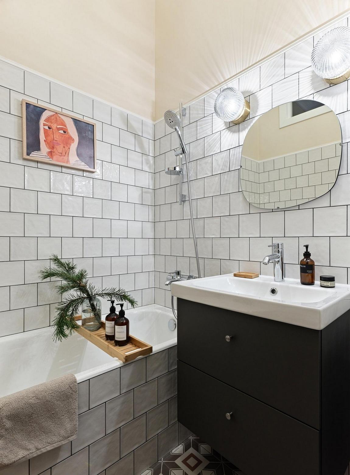 salle de bain carrelage blanc meuble bois sombre