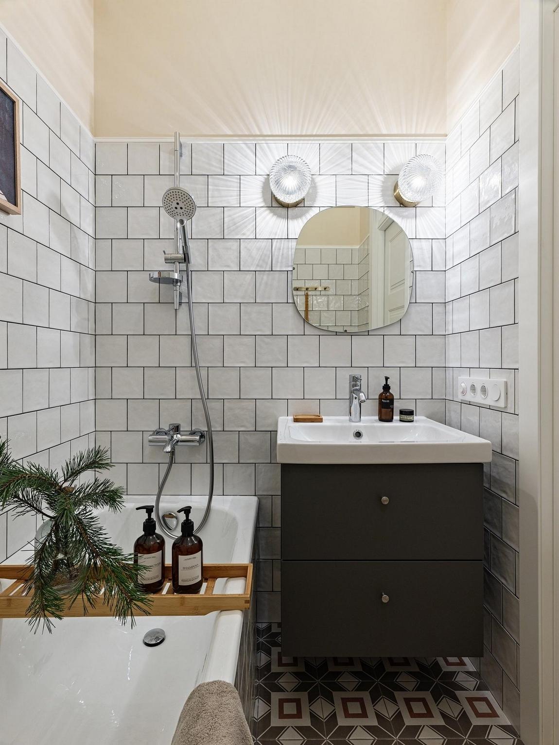 salle de bain carrelage blanc meuble bois sombre sol carreaux de ciment décoration vintage