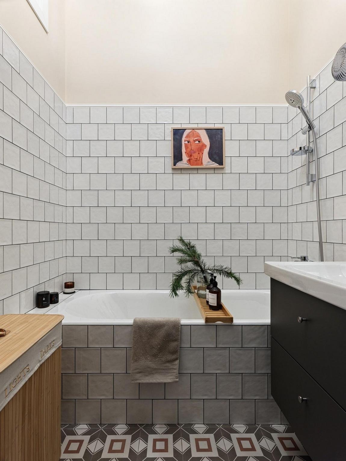 salle de bain carrelage blanc meuble bois sombre sol carreaux de ciment décoration vintage