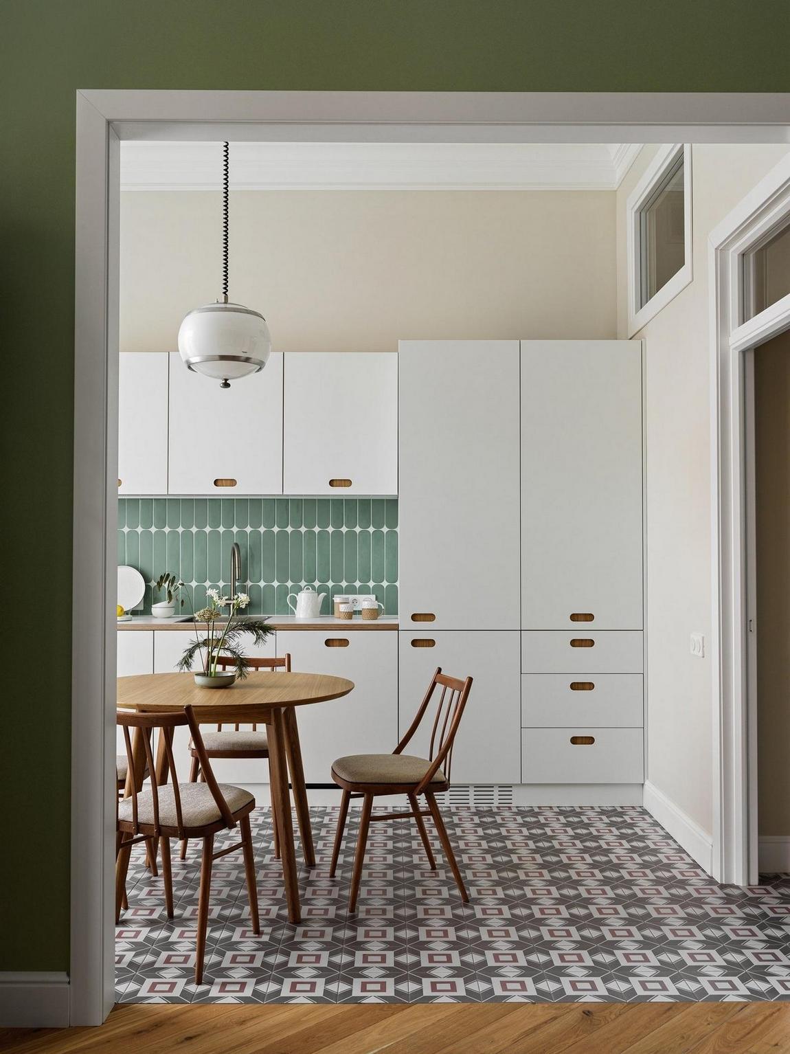 cuisine blanche carrelage vert sol carreaux de ciment appartement de 78m2 décoration vintage