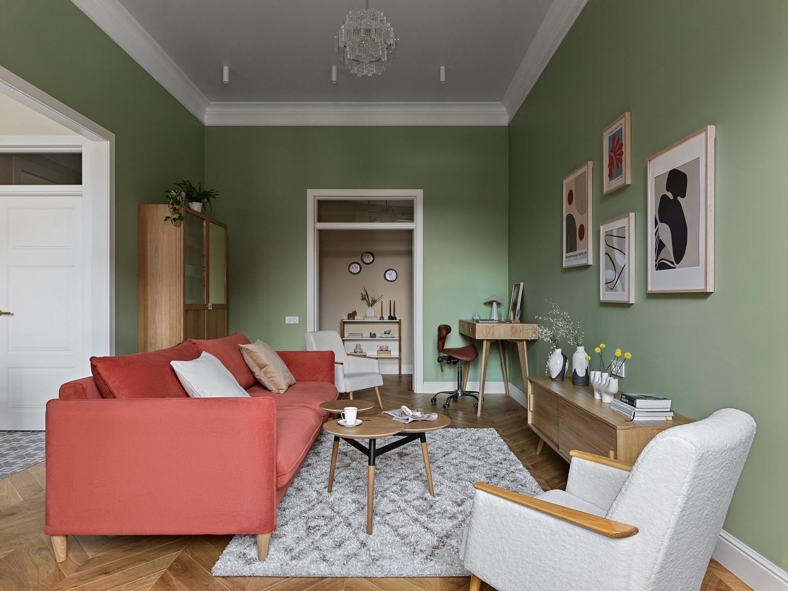salon canapé rouge murs verts appartement de 78m2 décoration vintage