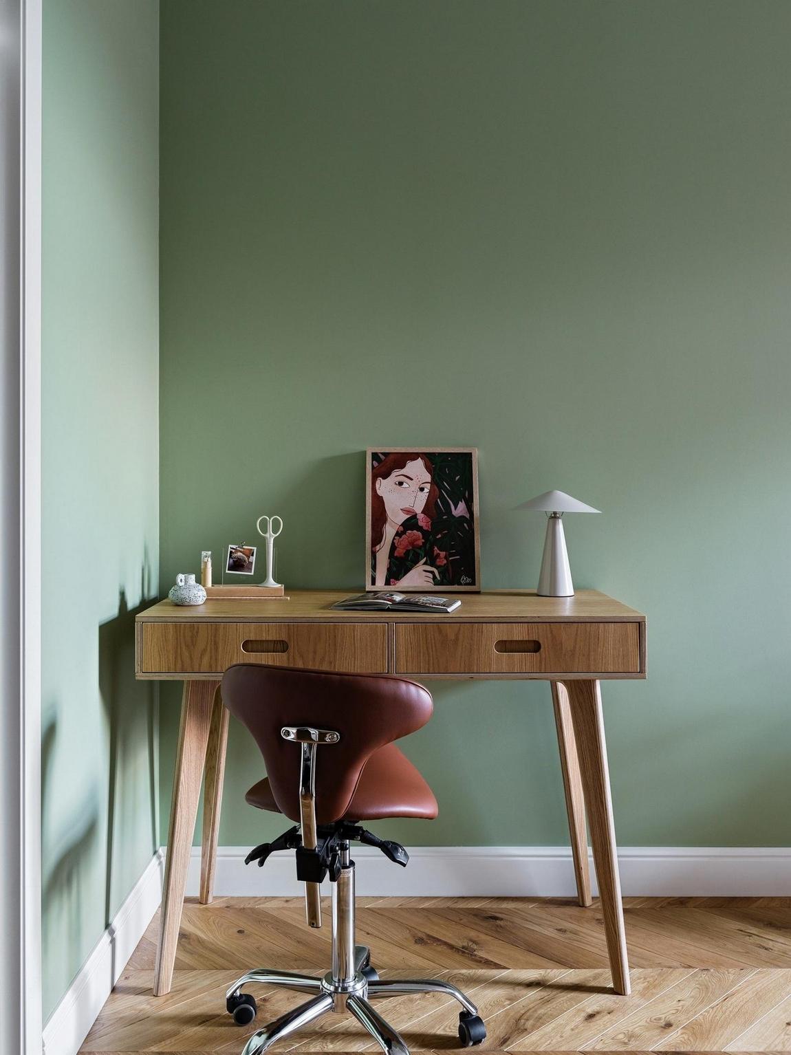 espace bureau dans salon murs verts appartement de 78m2 décoration vintage