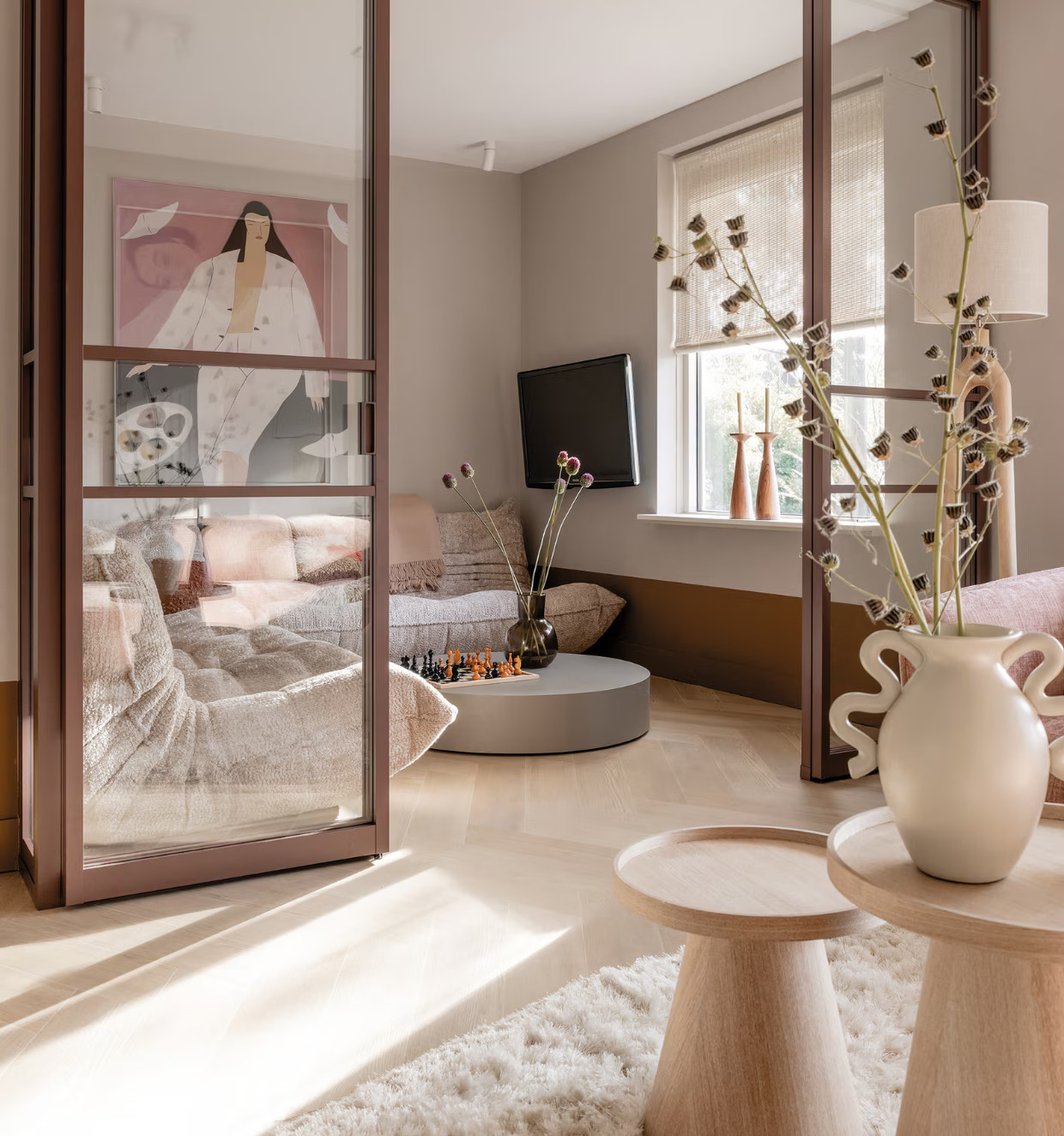 salon avec porte verrière bois décoration contemporaine en tons roses