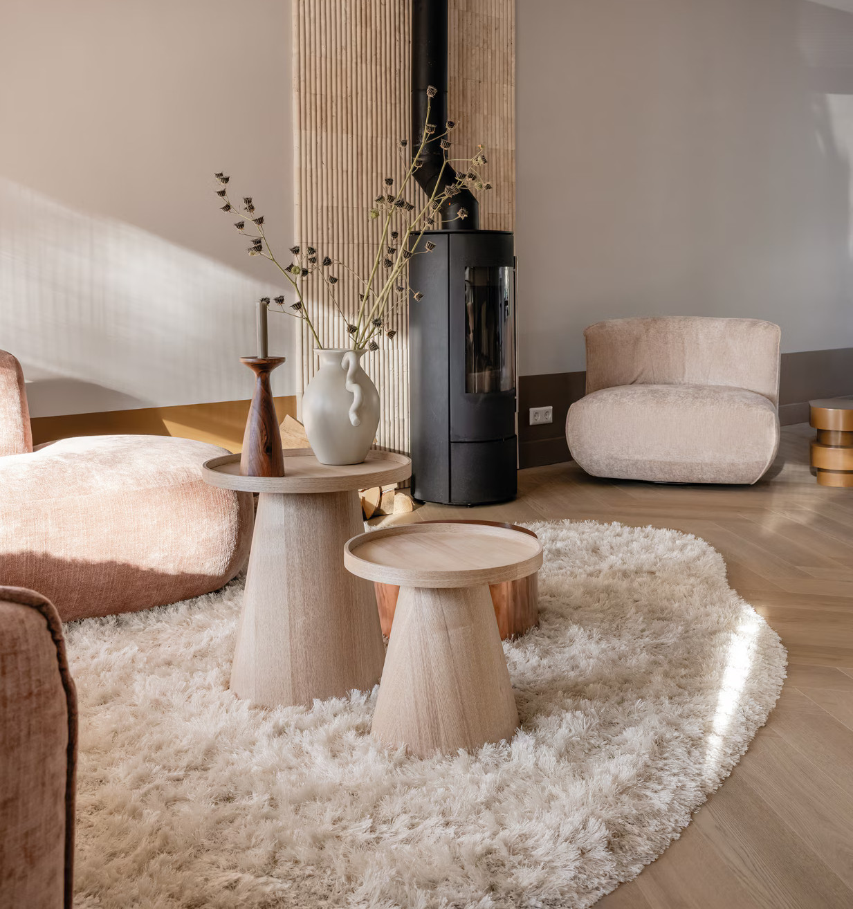 salon avec poêle décoration contemporaine en tons roses