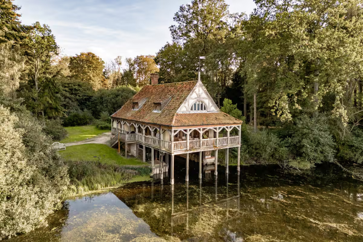 Une maison sur pilotis dans le Norfolk à l'architecture unique