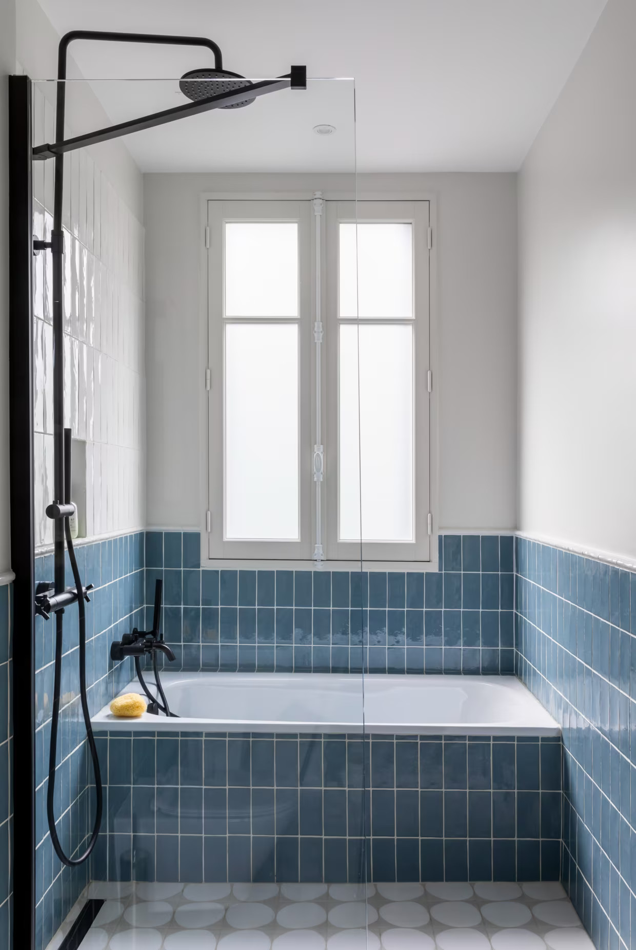salle de bain bleue Photo : ©Pauline Le Goff