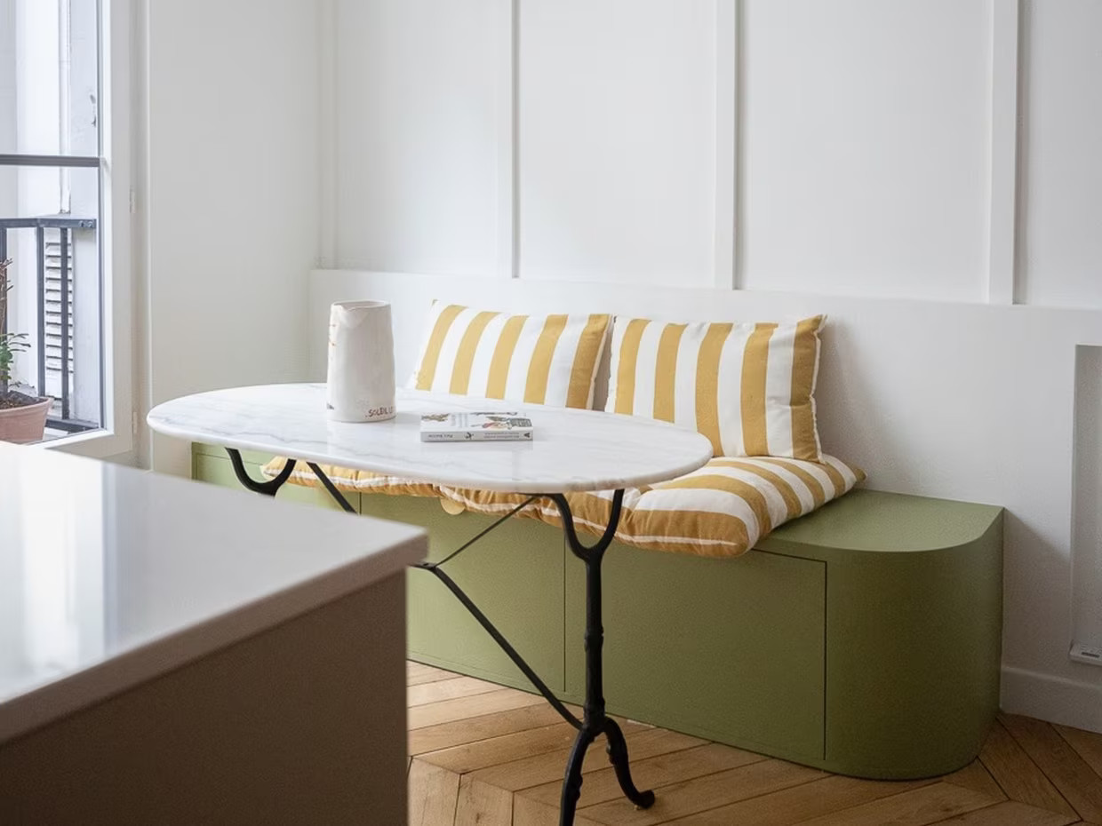 espace repas avec banc et table bistrot dans cuisine