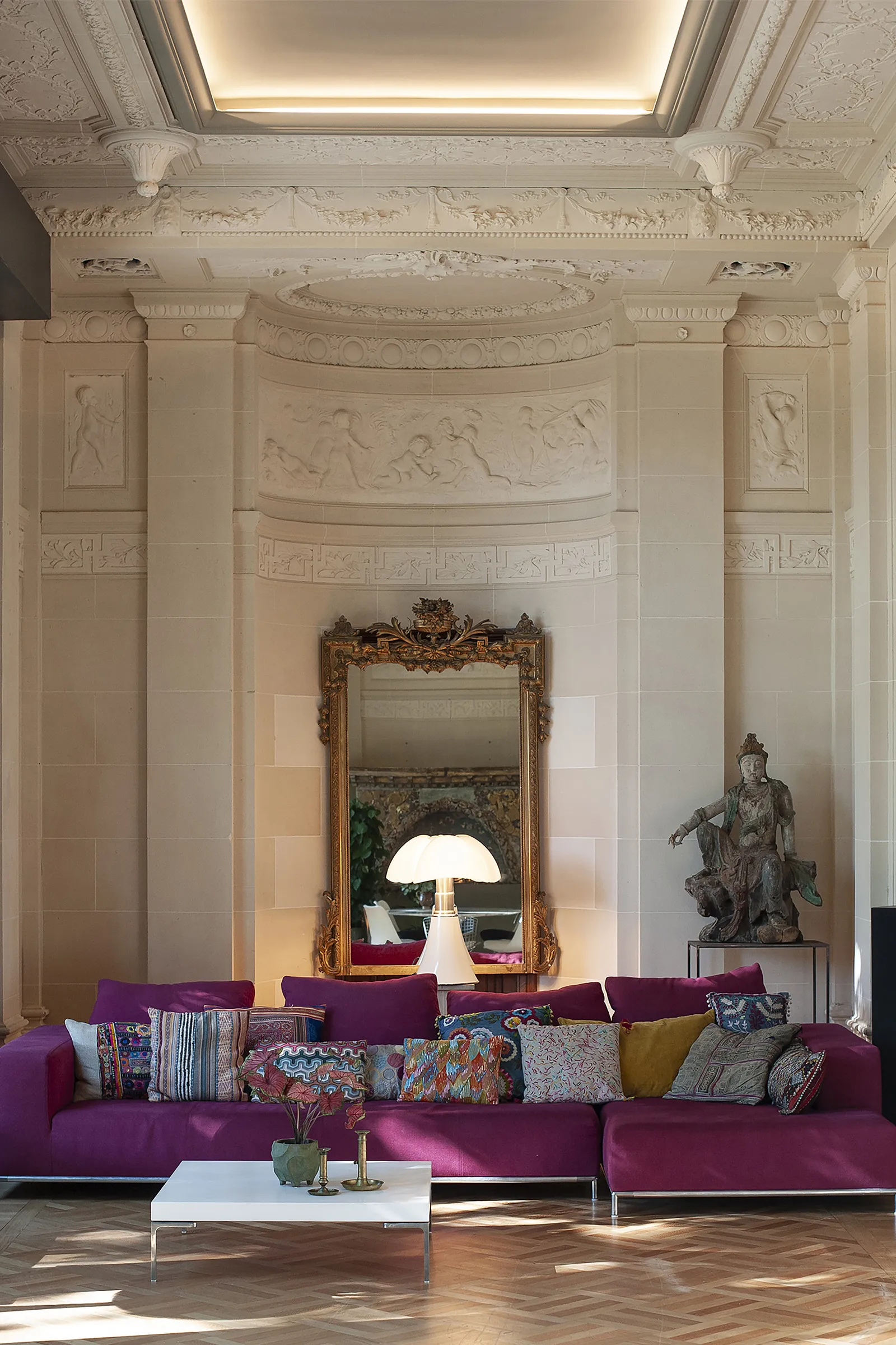 salon architecture classique hauts plafonds avec moulures décoration design salon architecture classique hauts plafonds avec moulures décoration design